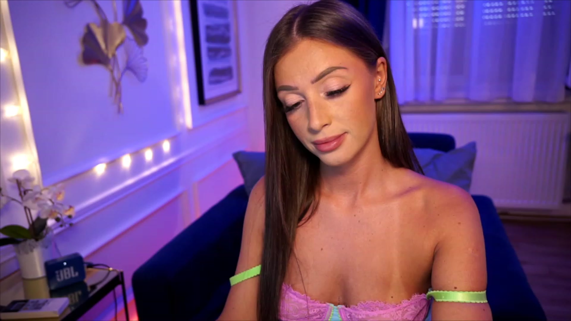 Gallery image thumbnail from emma_ruby's myfreecams stream on, 08/17/2023, 17:37 image 5 of 20