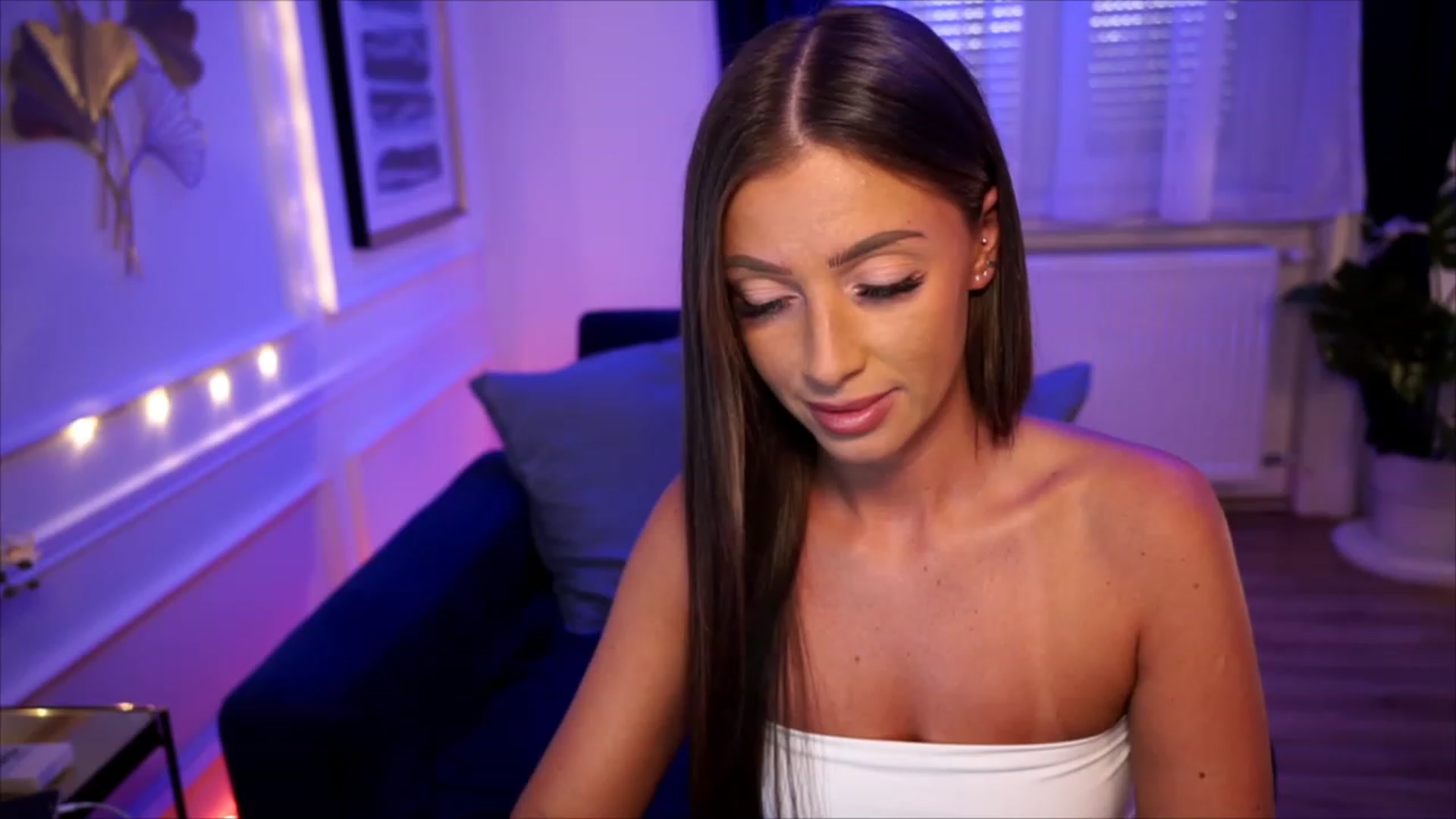 Gallery image thumbnail from emma_ruby's myfreecams stream on, 08/18/2023, 17:27 image 6 of 20