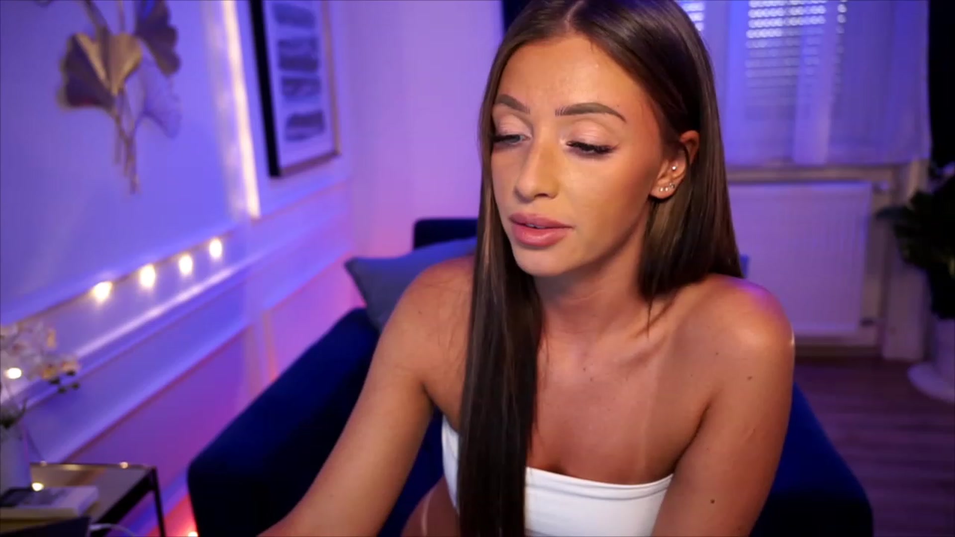 Gallery image thumbnail from emma_ruby's myfreecams stream on, 08/18/2023, 17:27 image 4 of 20