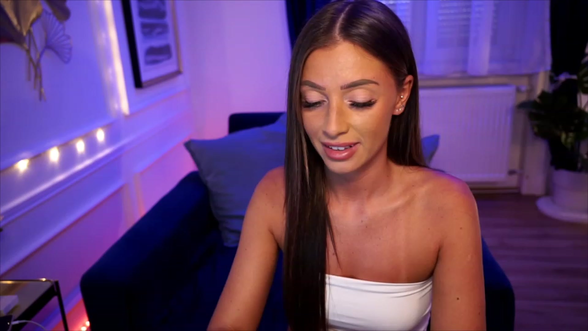 Gallery image thumbnail from emma_ruby's myfreecams stream on, 08/18/2023, 17:27 image 13 of 20