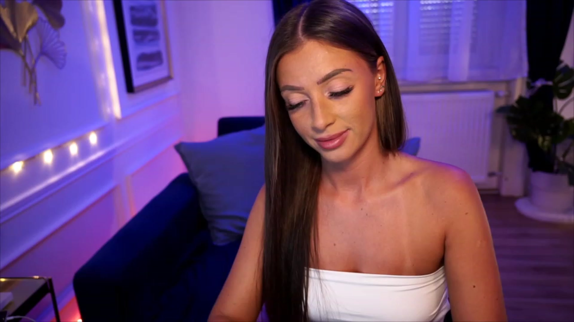 Gallery image thumbnail from emma_ruby's myfreecams stream on, 08/18/2023, 17:27 image 10 of 20
