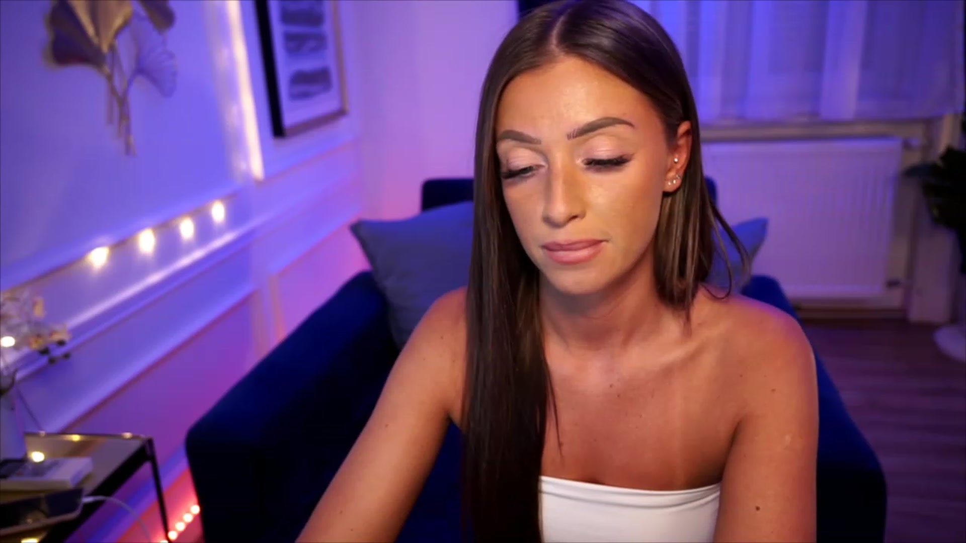 Gallery image thumbnail from emma_ruby's myfreecams stream on, 08/18/2023, 18:38 image 3 of 20