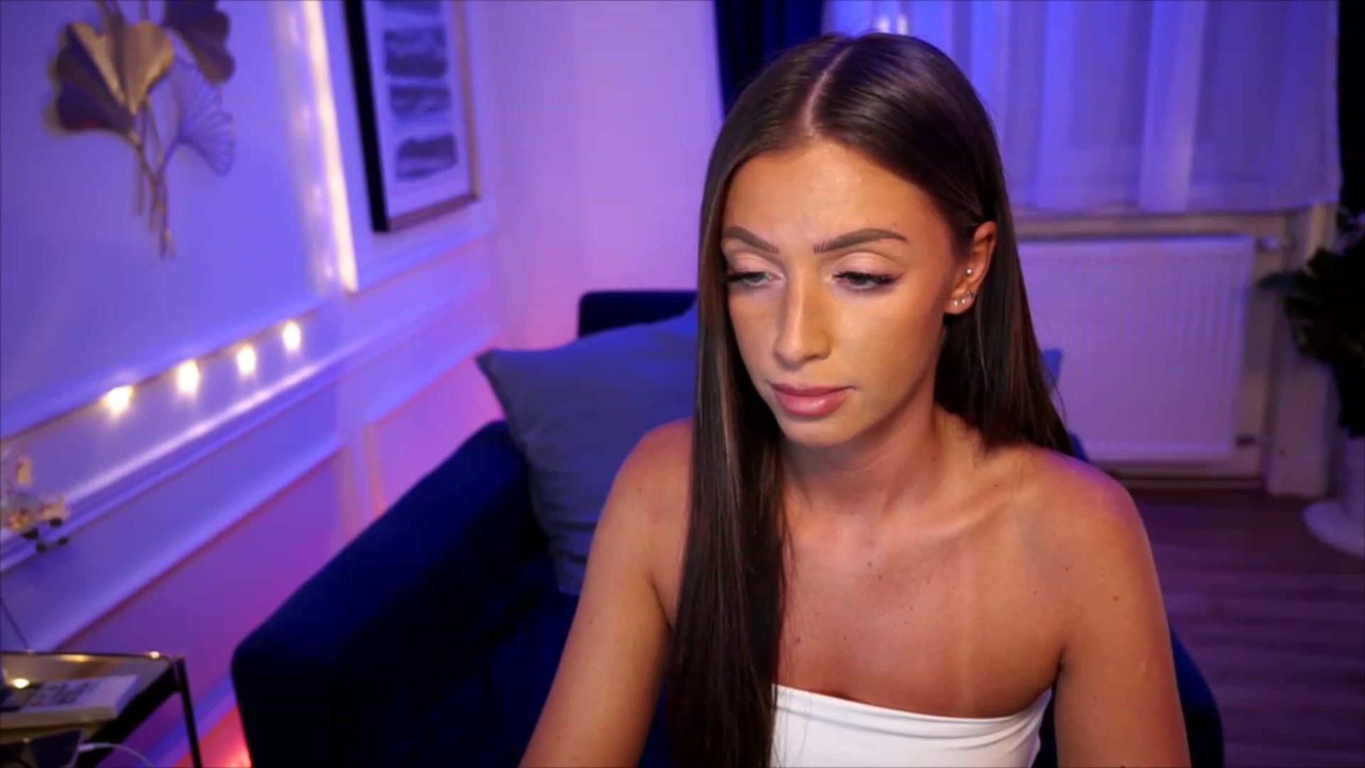 Gallery image thumbnail from emma_ruby's myfreecams stream on, 08/18/2023, 18:38 image 18 of 20