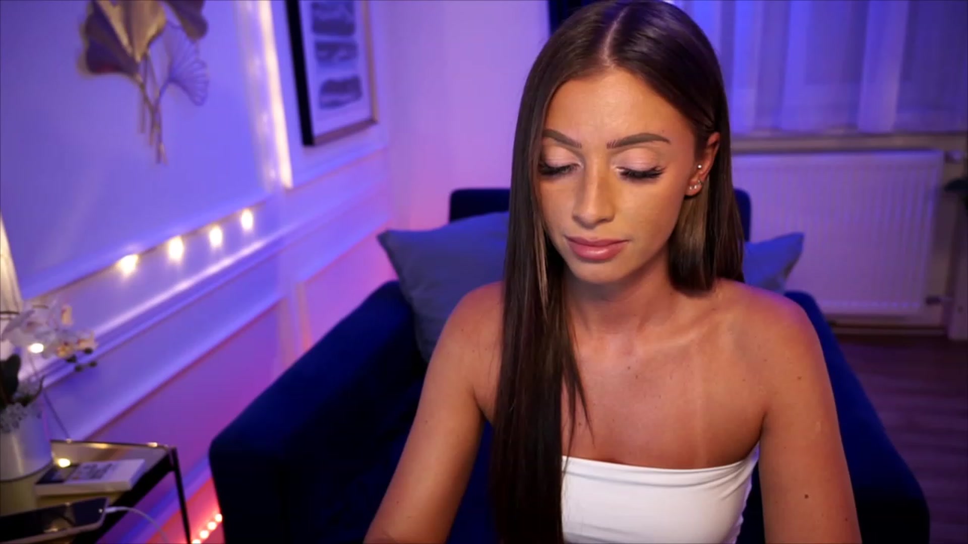 Gallery image thumbnail from emma_ruby's myfreecams stream on, 08/18/2023, 18:38 image 9 of 20