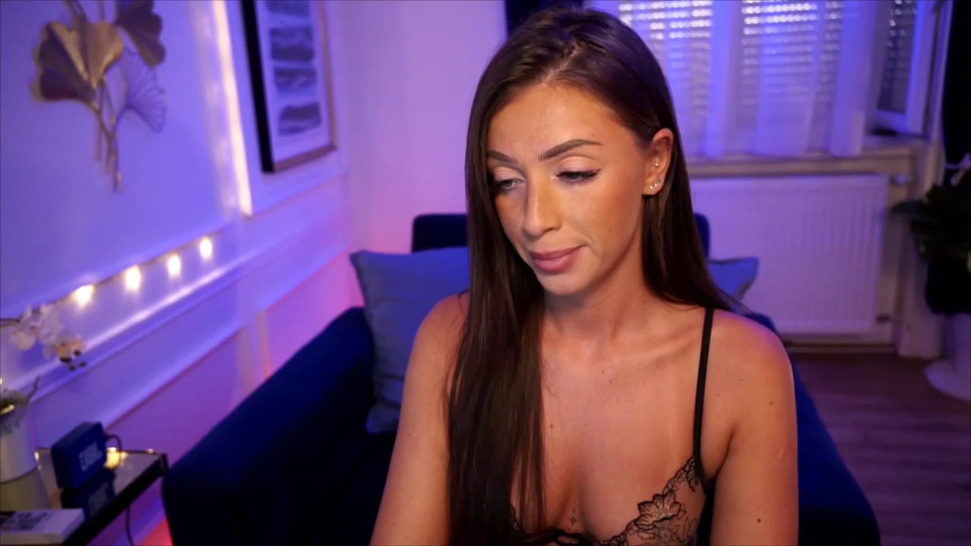Gallery image thumbnail from emma_ruby's myfreecams stream on, 08/19/2023, 17:48 image 9 of 20