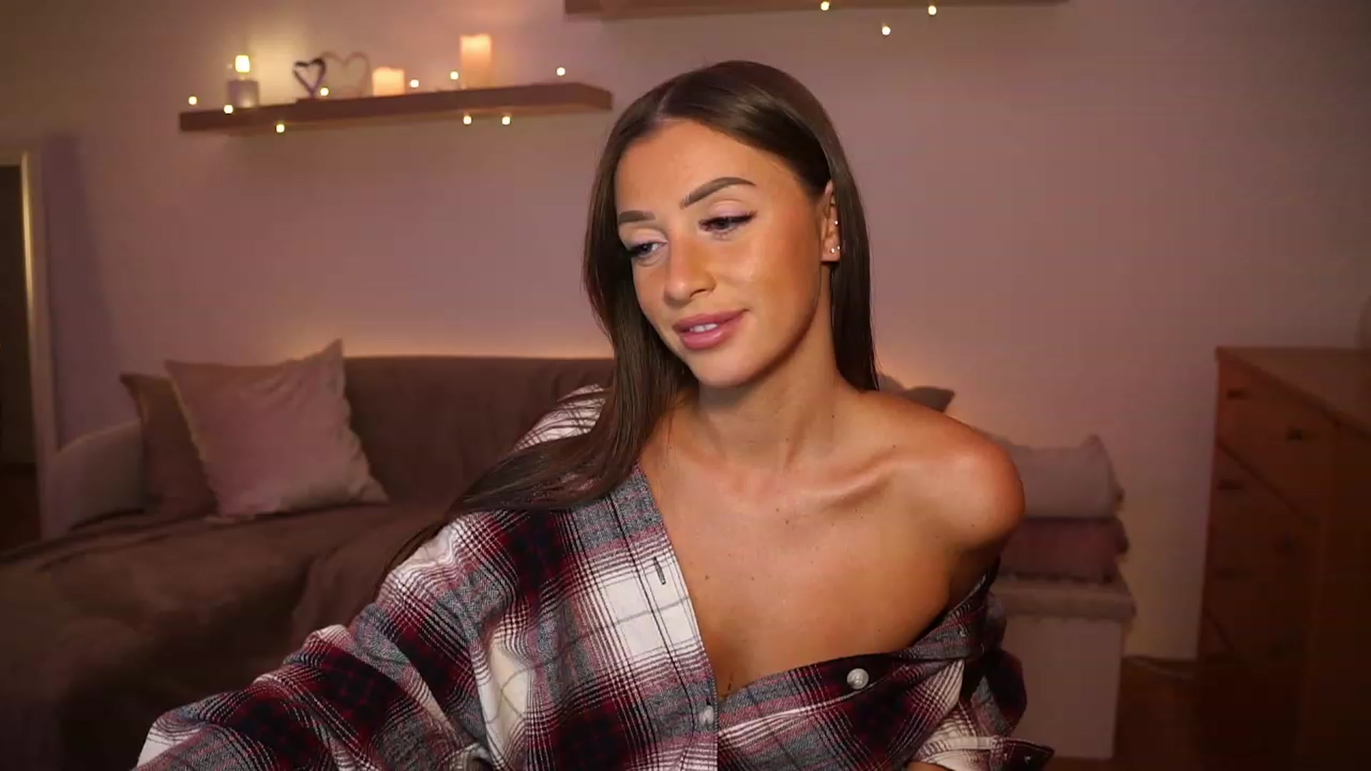 Gallery image thumbnail from emma_ruby's myfreecams stream on, 11/14/2023, 23:32 image 15 of 20