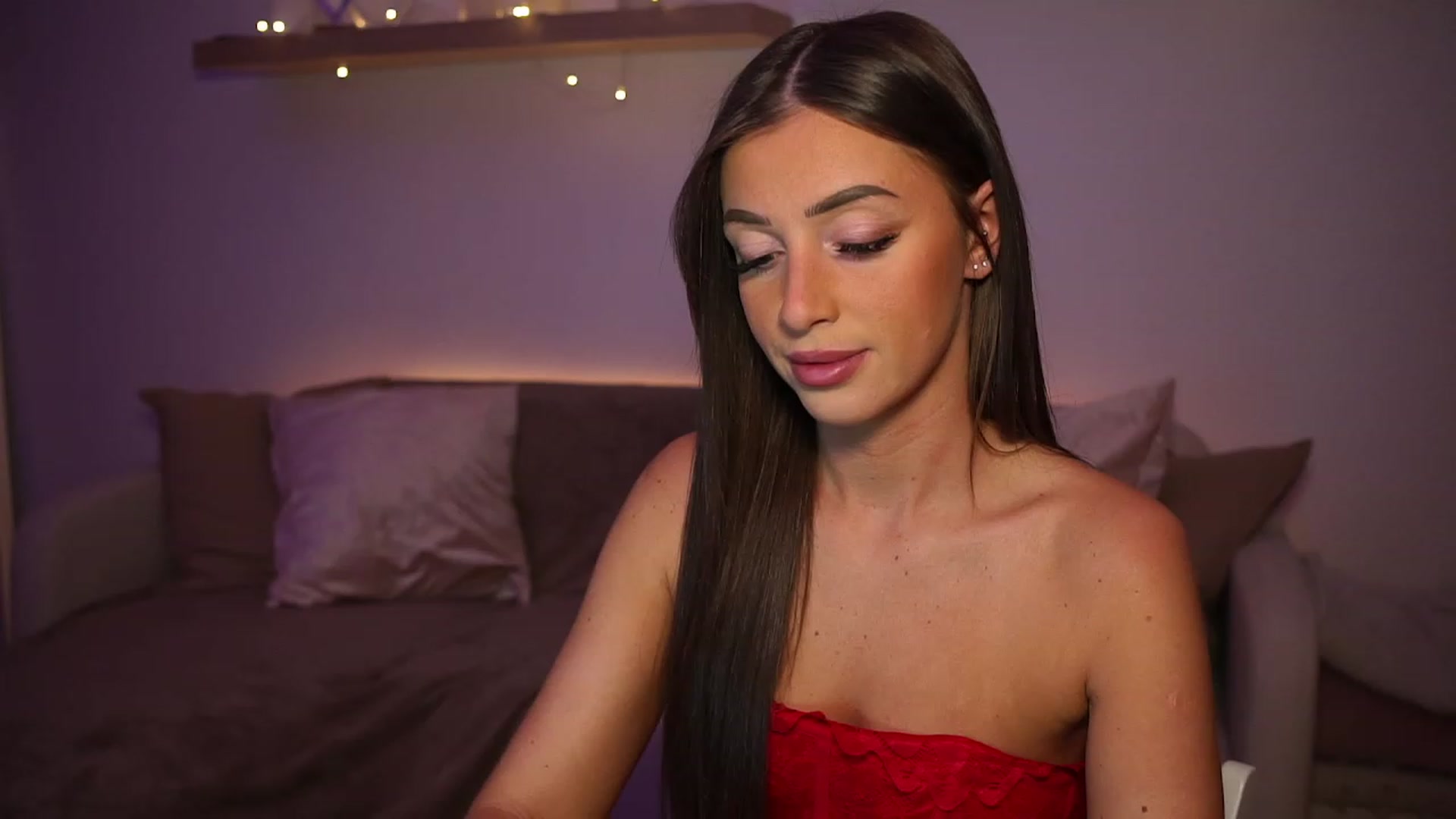 Gallery image thumbnail from emma_ruby's myfreecams stream on, 12/05/2023, 18:47 image 14 of 20