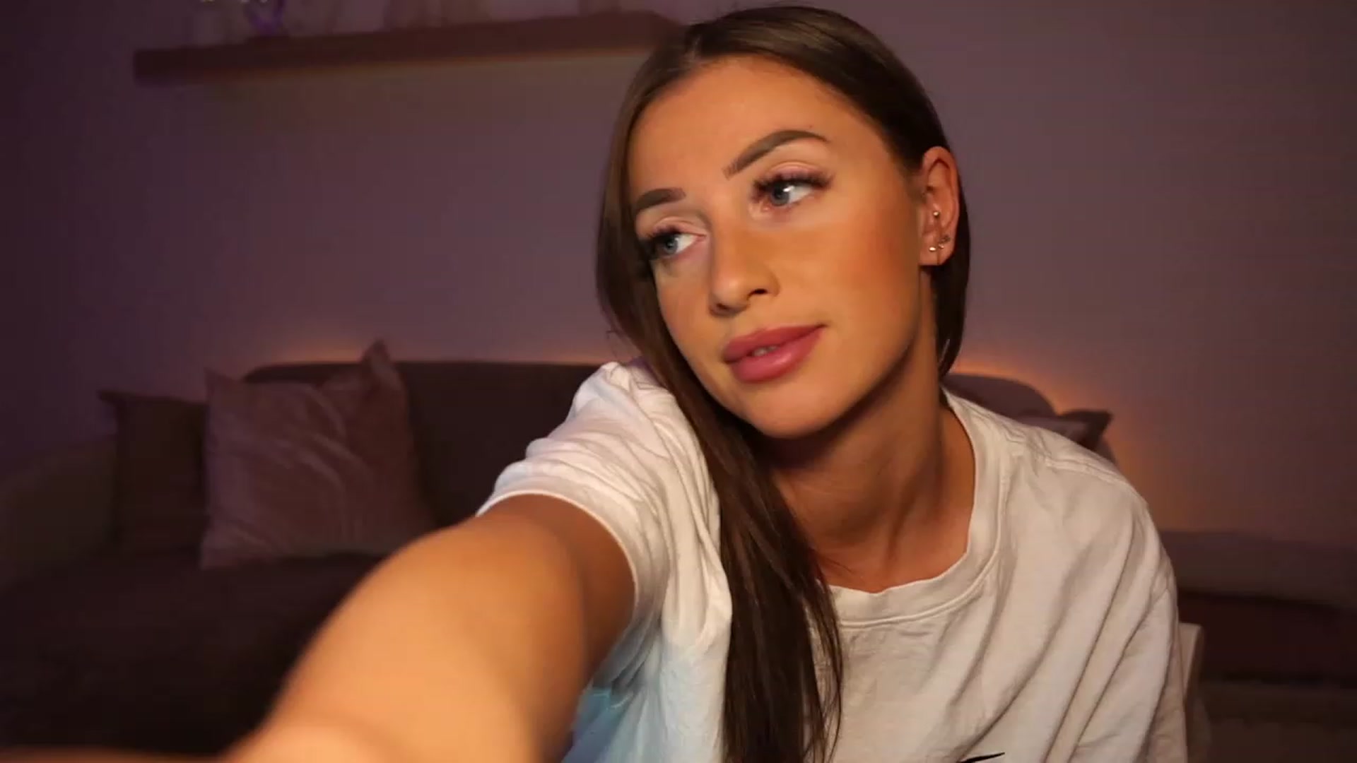 Gallery image thumbnail from emma_ruby's myfreecams stream on, 12/17/2023, 15:11 image 9 of 20