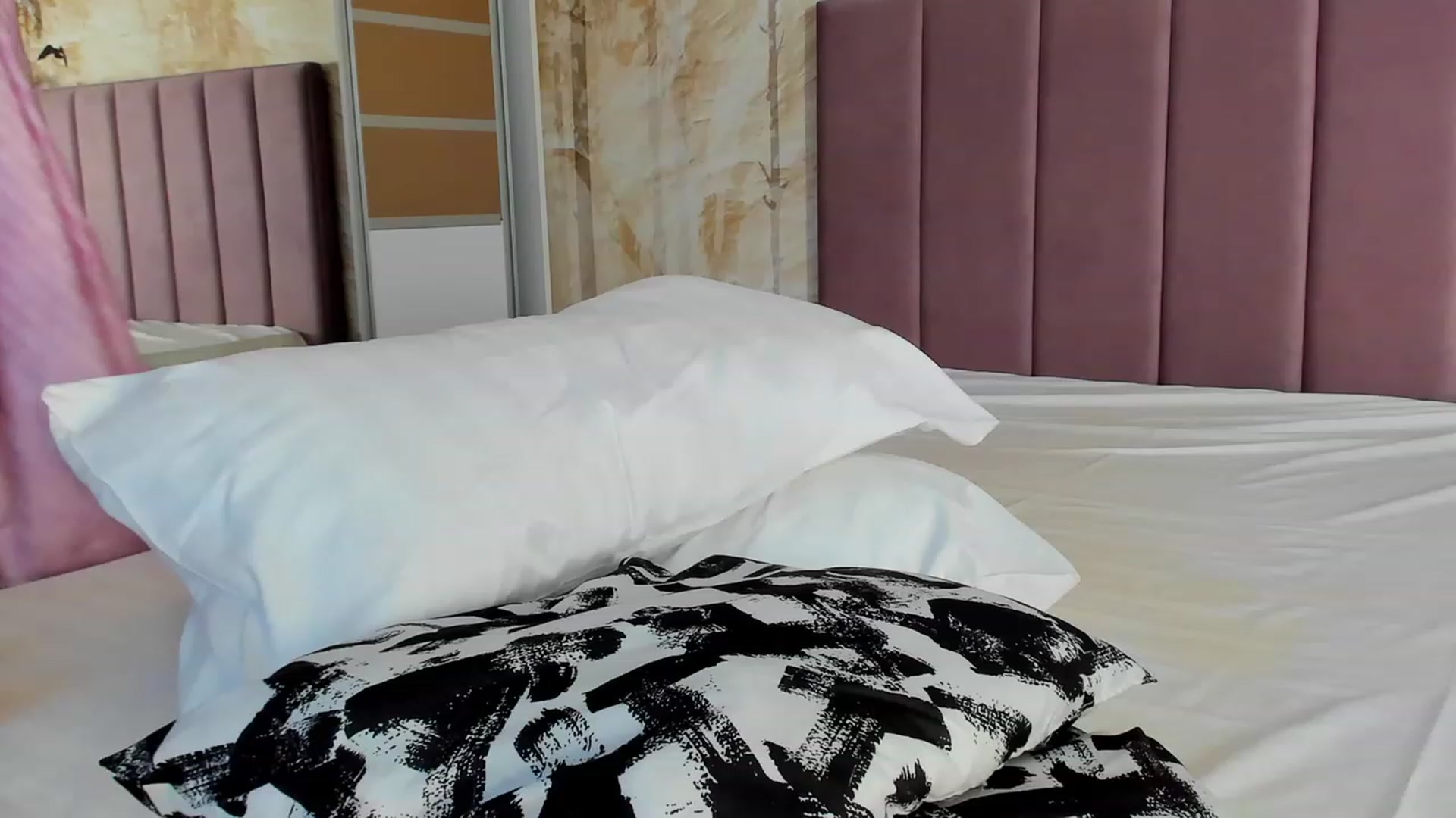 Gallery image thumbnail from emmy_sims's myfreecams stream on, 06/13/2023, 08:36 image 3 of 20