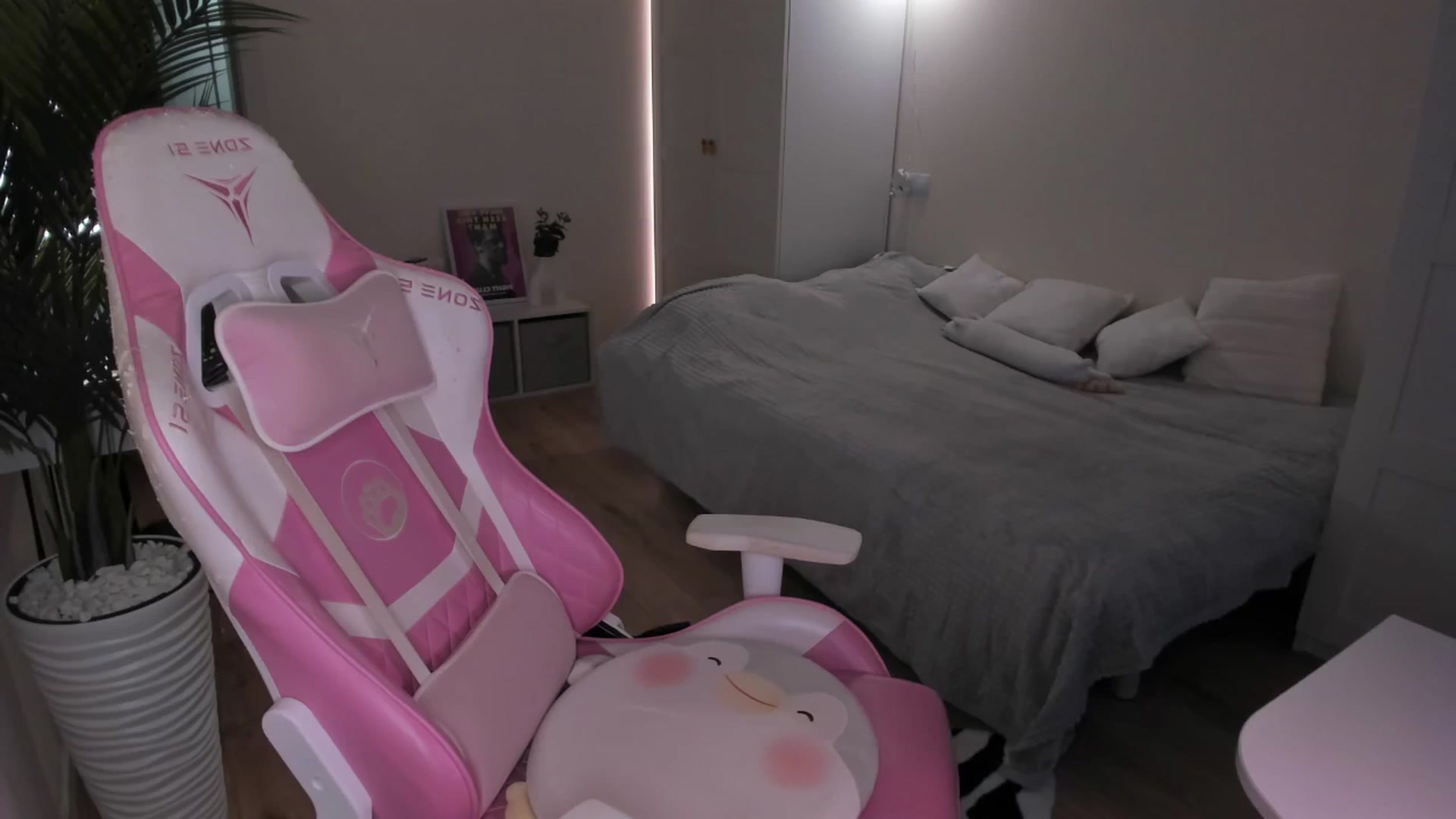 Gallery image thumbnail from euphoriadance's myfreecams stream on, 12/20/2025, 08:53 image 10 of 20