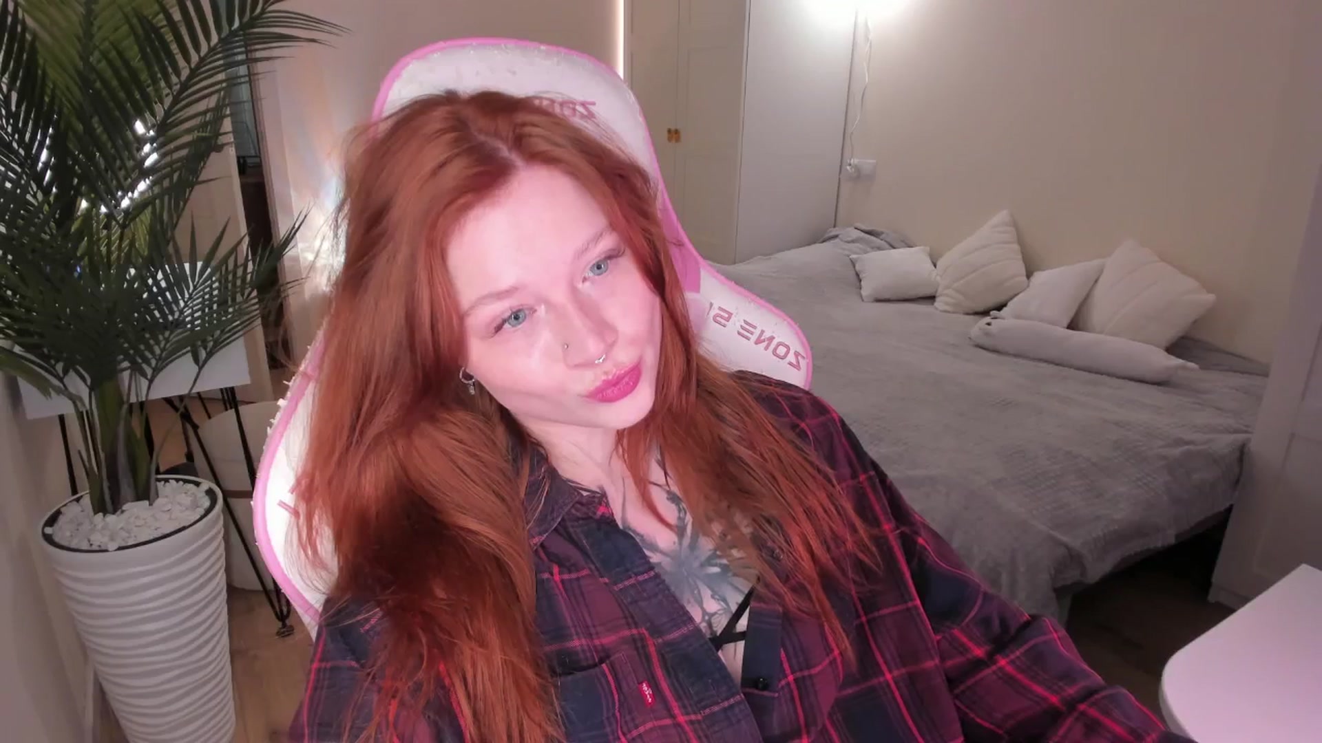 Gallery image thumbnail from euphoriadance's myfreecams stream on, 12/21/2025, 07:26 image 12 of 20