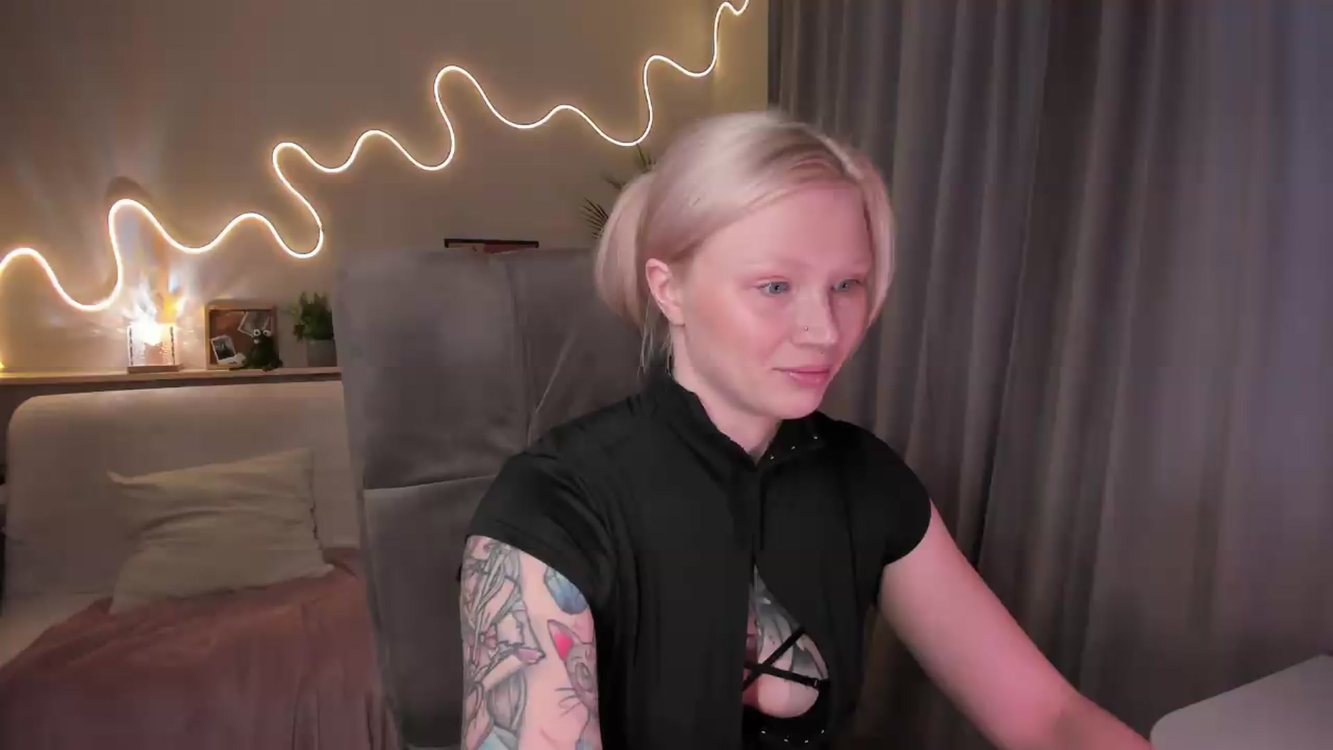Gallery image thumbnail from euphoriadance's myfreecams stream on, 08/28/2026, 06:28 image 17 of 20