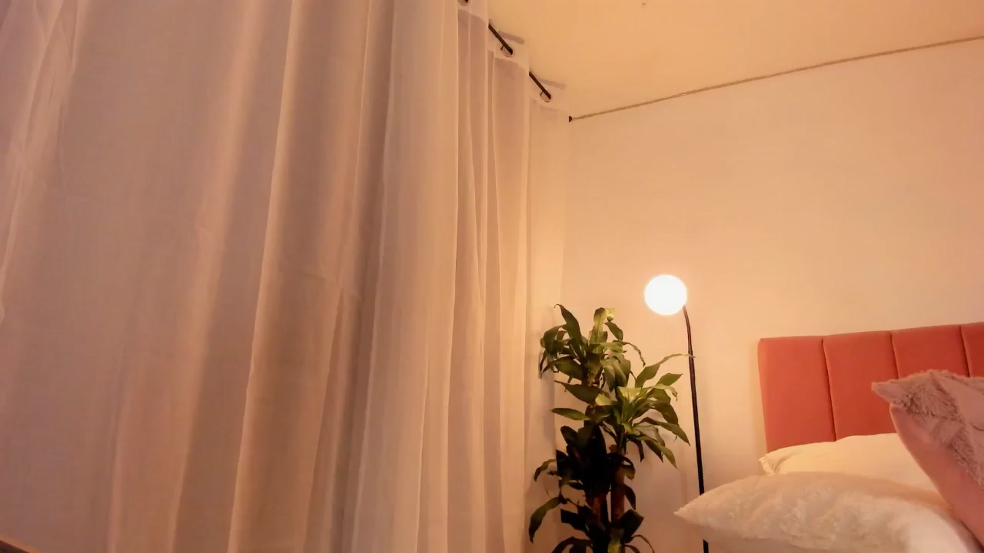 Gallery image thumbnail from evelin_santos's myfreecams stream on, 08/21/2025, 23:52 image 1 of 20