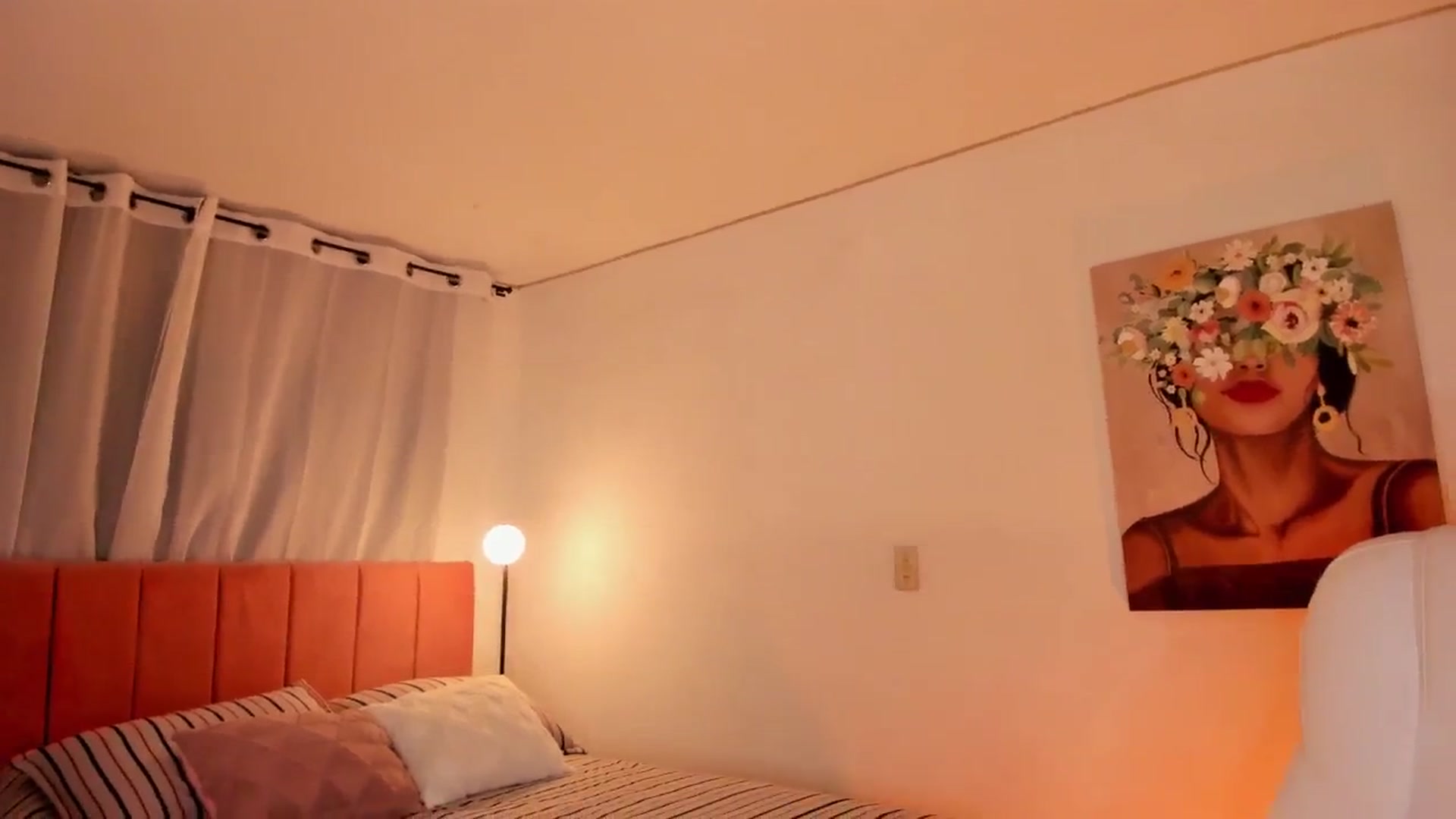 Gallery image thumbnail from evelin_santos's myfreecams stream on, 10/30/2025, 04:02 image 4 of 20