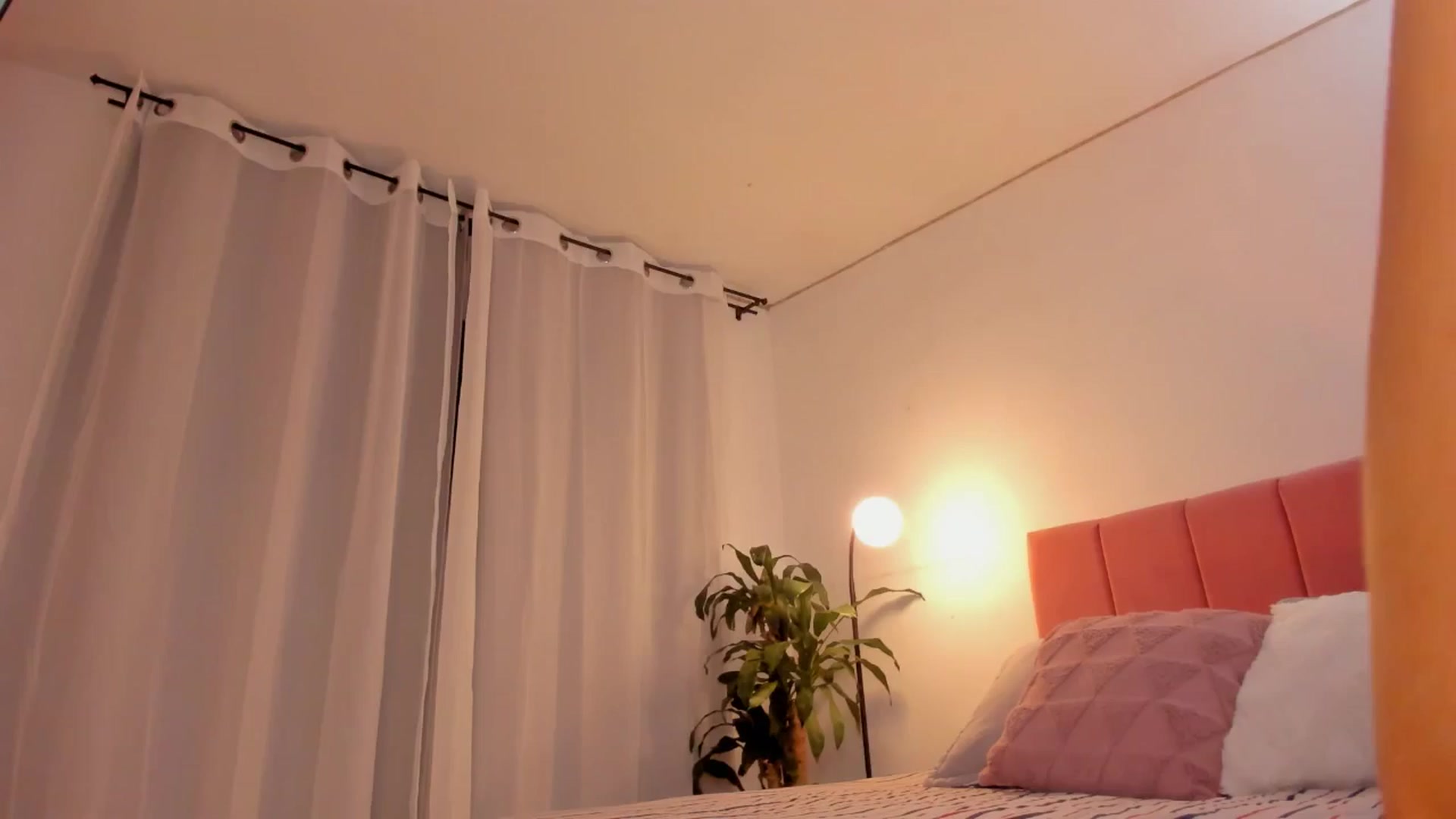 Gallery image thumbnail from evelin_santos's myfreecams stream on, 03/07/2026, 02:37 image 6 of 20