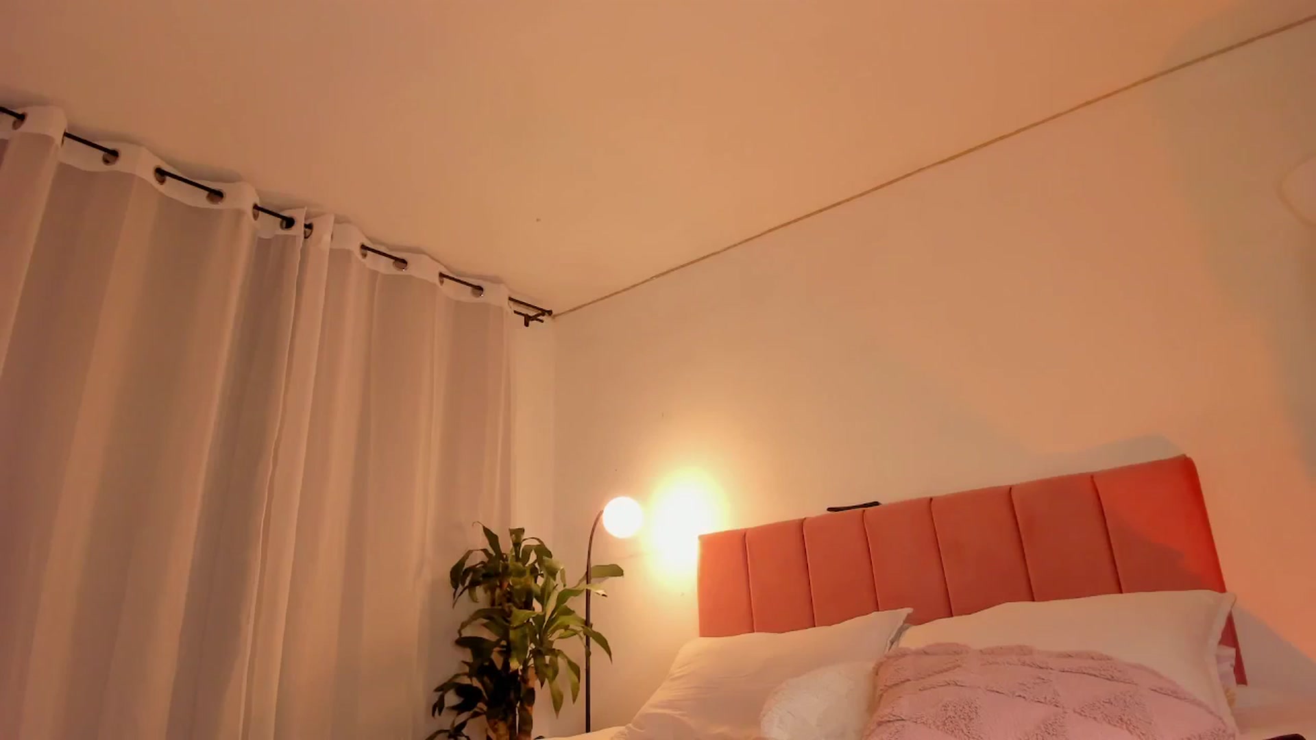 Gallery image thumbnail from evelin_santos's myfreecams stream on, 03/28/2026, 22:39 image 6 of 20