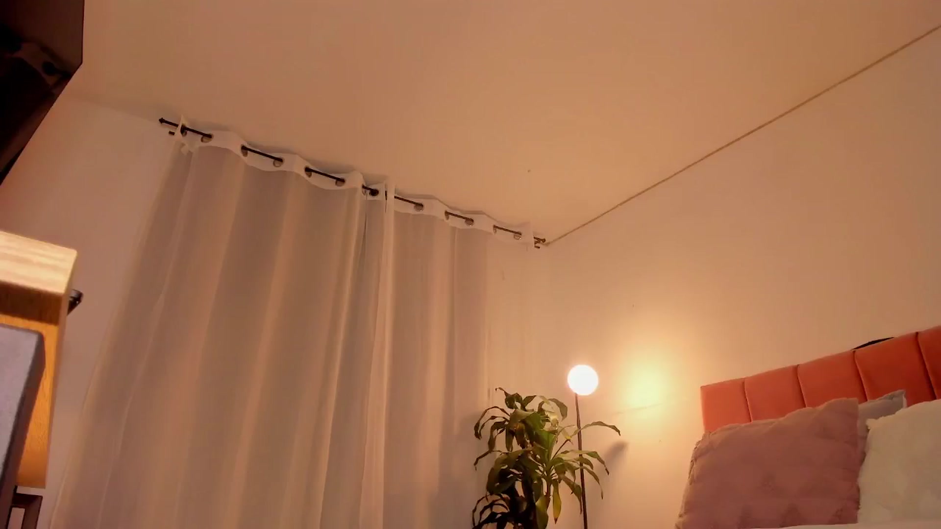 Gallery image thumbnail from evelin_santos's myfreecams stream on, 04/20/2026, 21:18 image 6 of 20