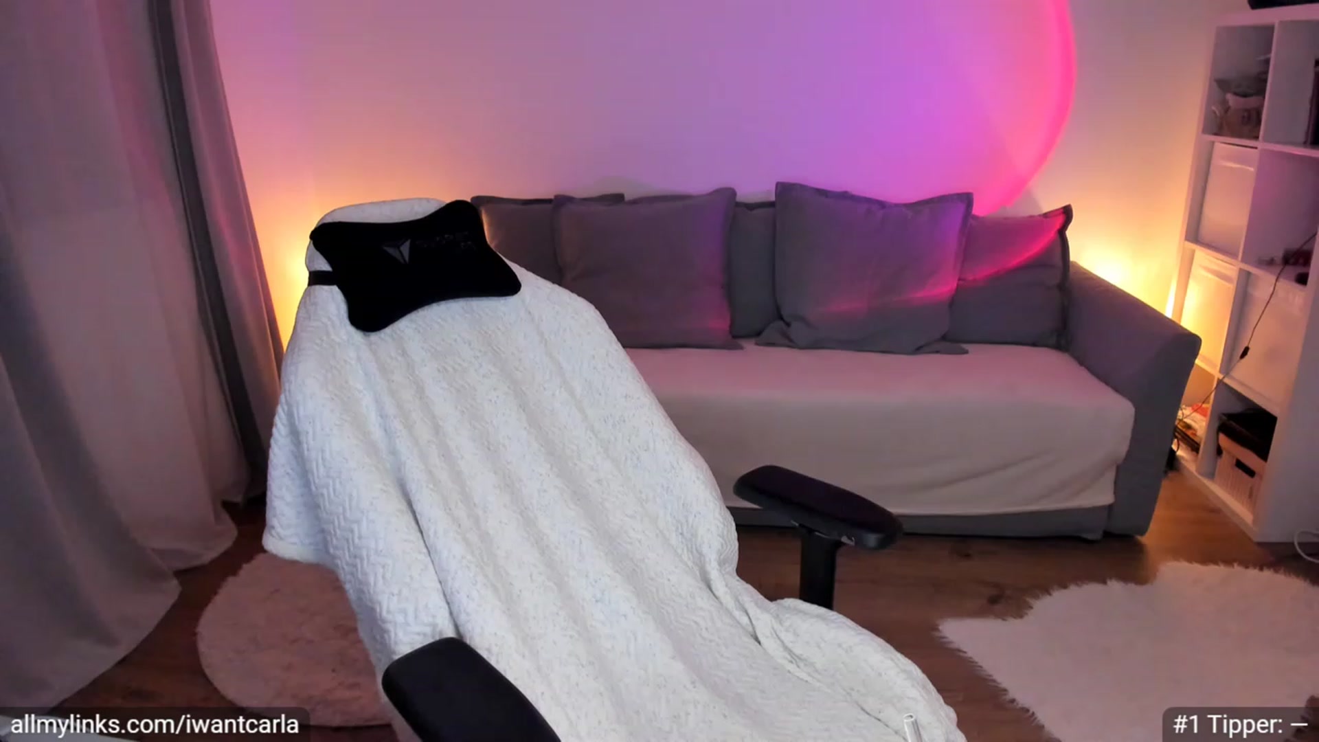 Gallery image thumbnail from fcknunicorn's myfreecams stream on, 01/15/2023, 19:01 image 11 of 20