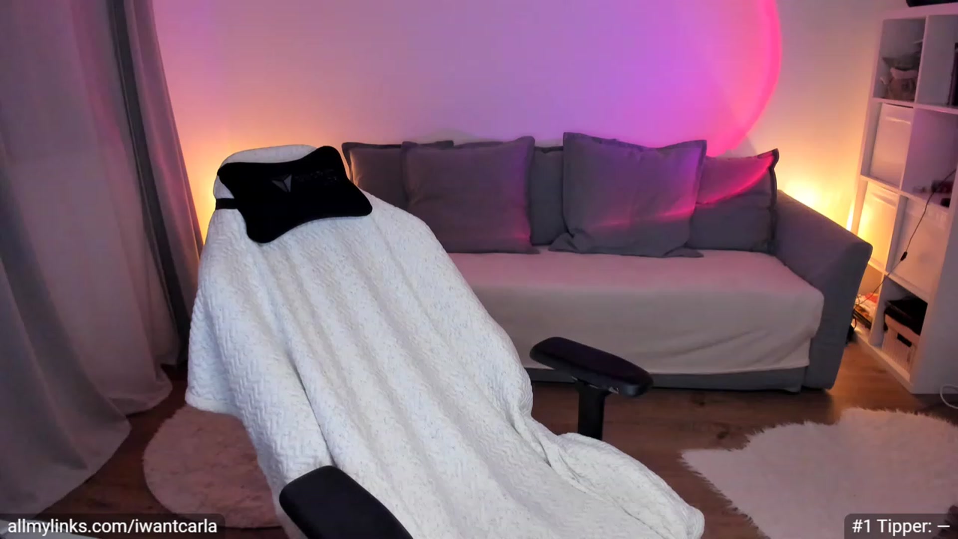 Gallery image thumbnail from fcknunicorn's myfreecams stream on, 01/15/2023, 19:01 image 10 of 20
