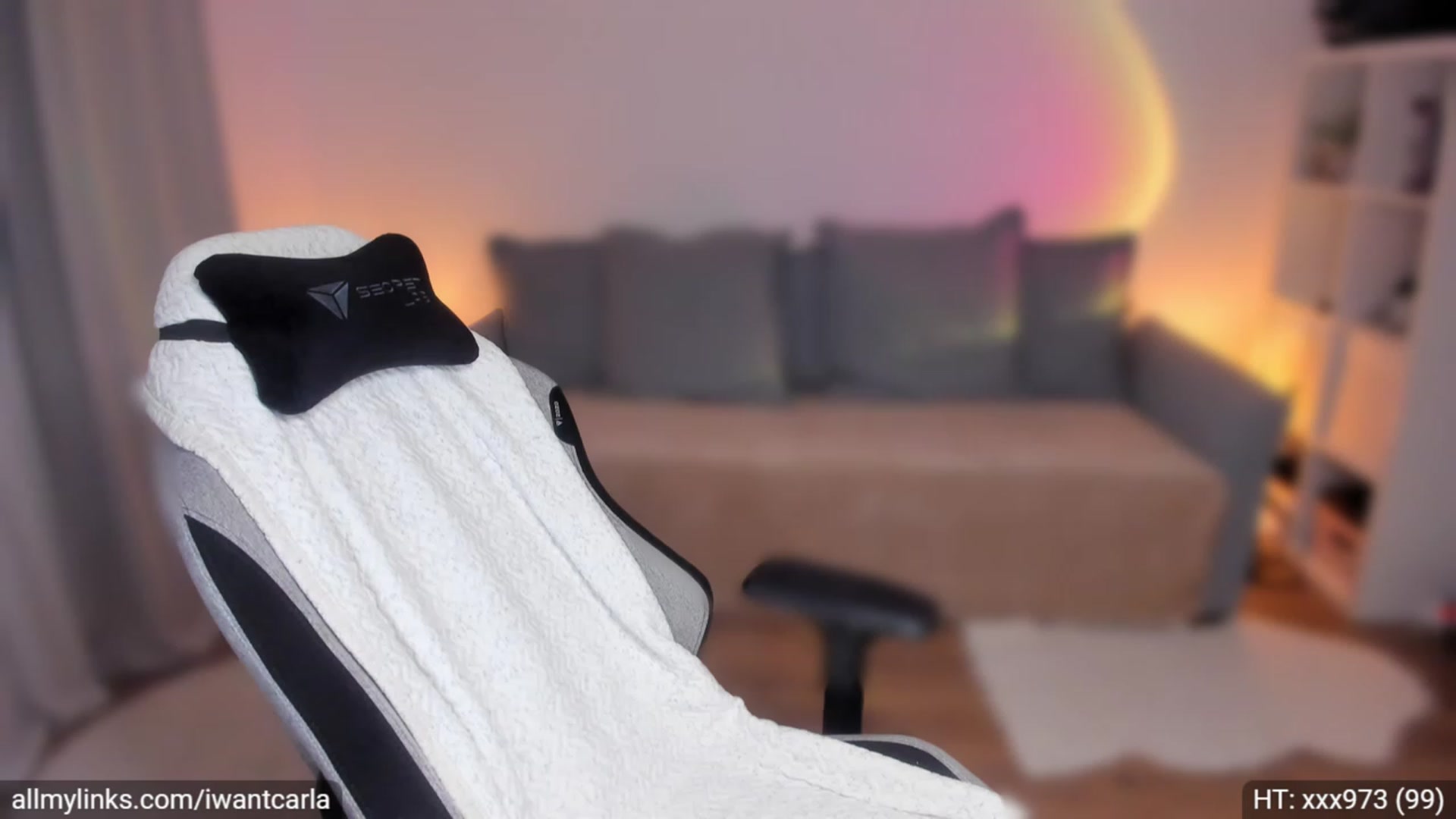 Gallery image thumbnail from fcknunicorn's myfreecams stream on, 03/25/2023, 20:37 image 9 of 20