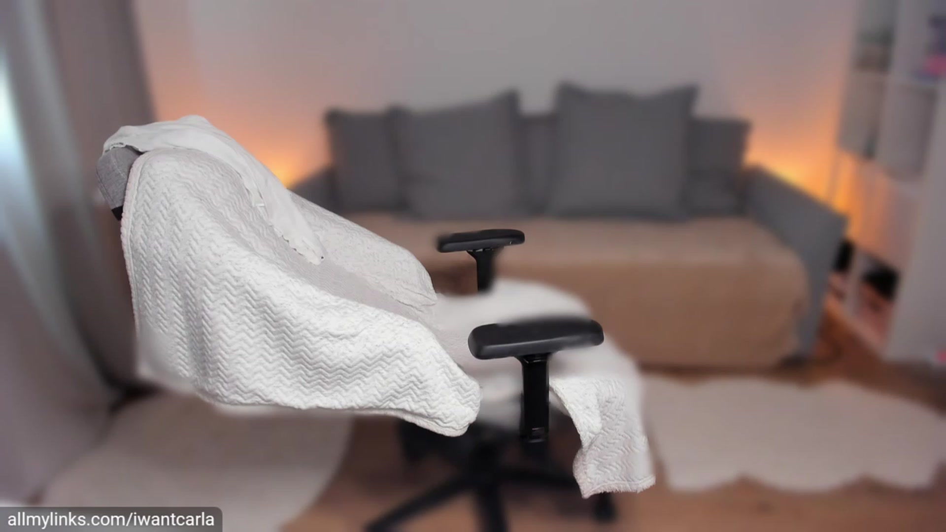 Gallery image thumbnail from fcknunicorn's myfreecams stream on, 04/19/2023, 13:20 image 14 of 20