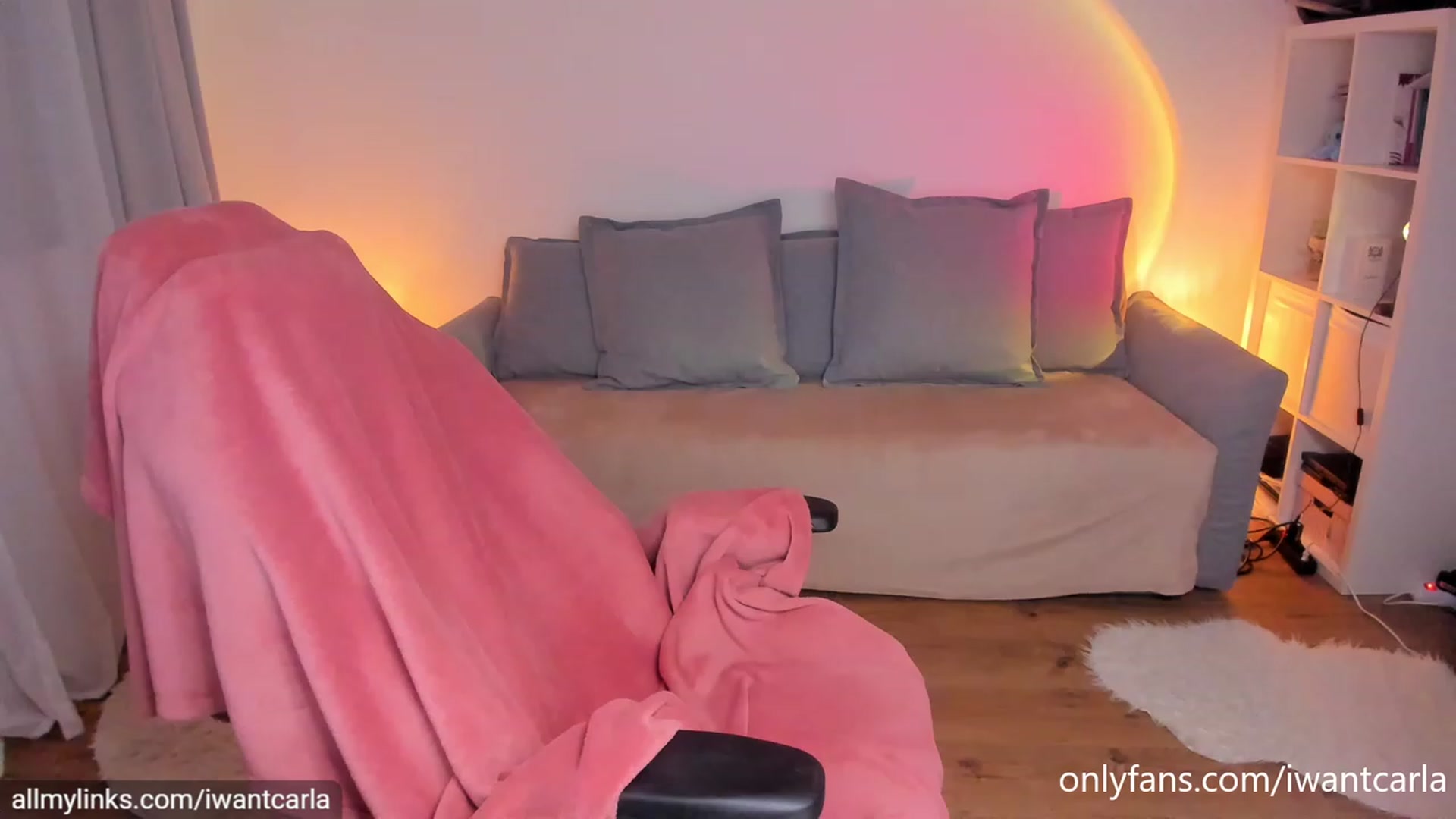 Gallery image thumbnail from fcknunicorn's myfreecams stream on, 06/10/2023, 21:32 image 9 of 20