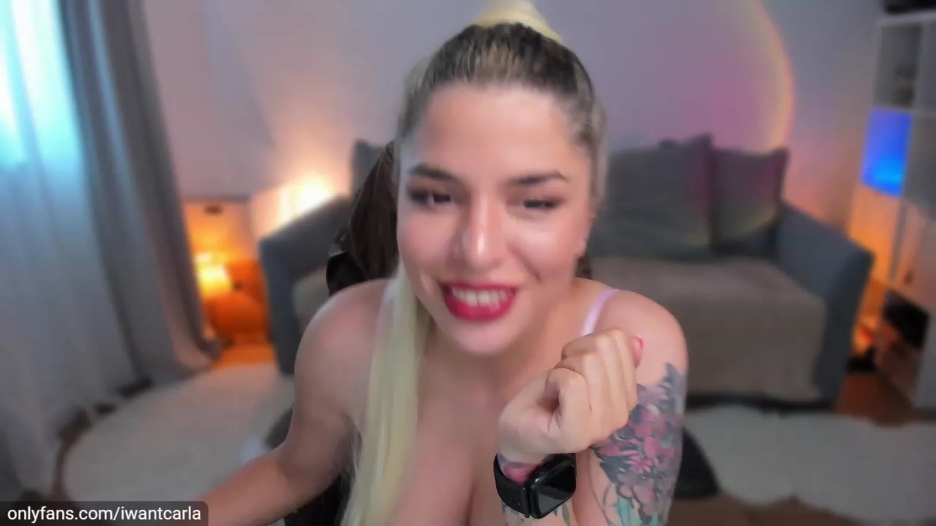 Gallery image thumbnail from fcknunicorn's myfreecams stream on, 08/07/2023, 14:20 image 3 of 20
