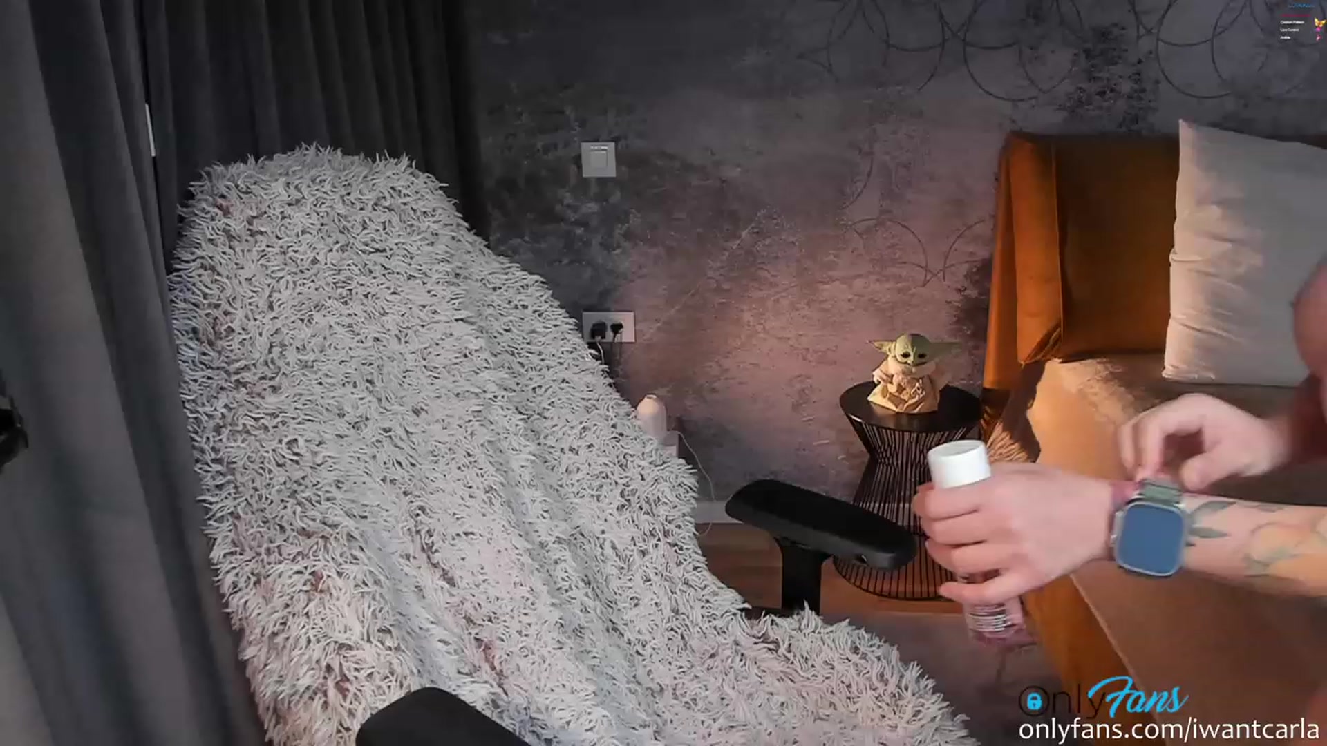 Gallery image thumbnail from fcknunicorn's myfreecams stream on, 11/19/2023, 19:43 image 15 of 20