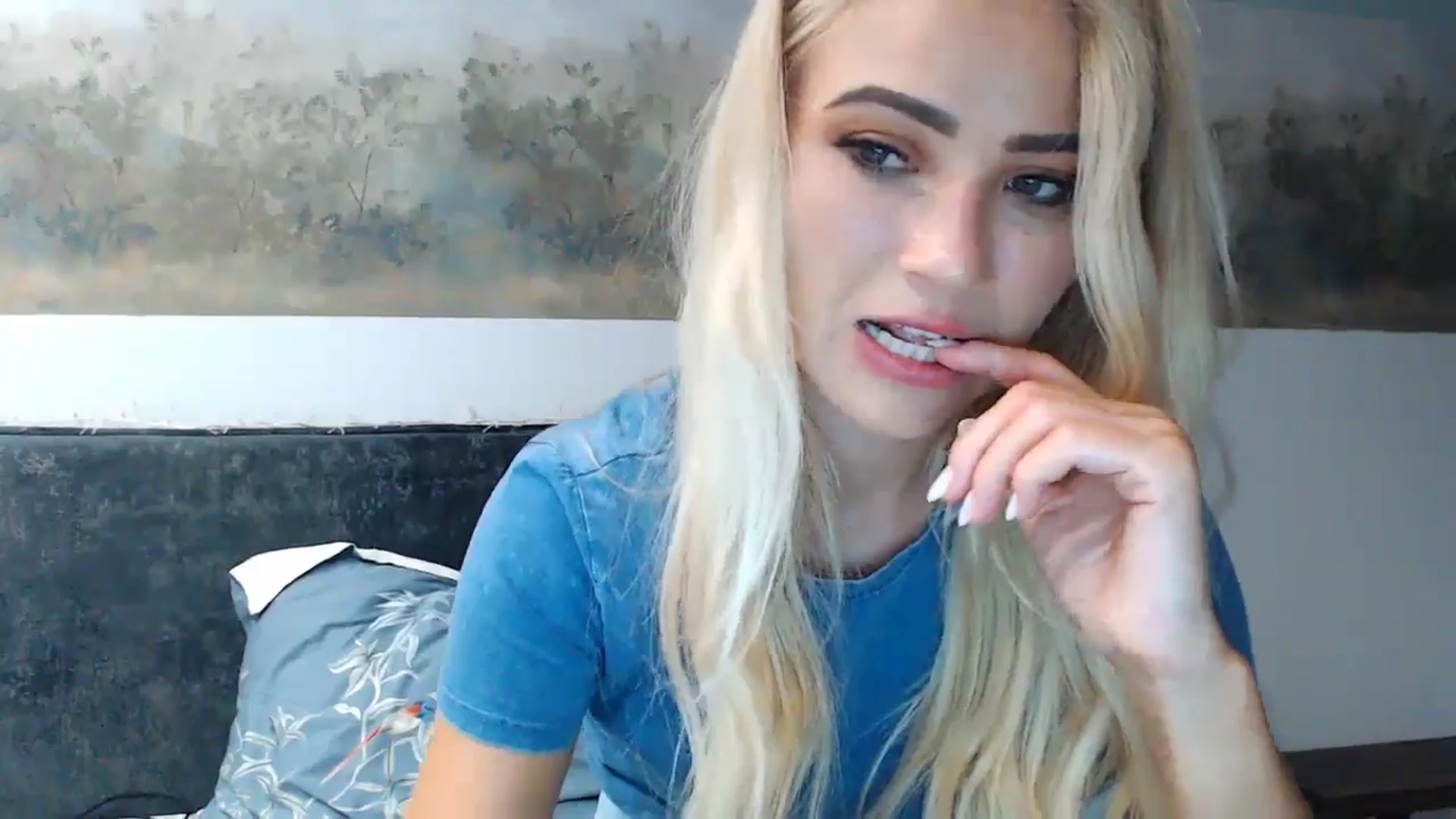 Gallery image thumbnail from fiancee's myfreecams stream on, 06/25/2024, 23:16 image 18 of 20