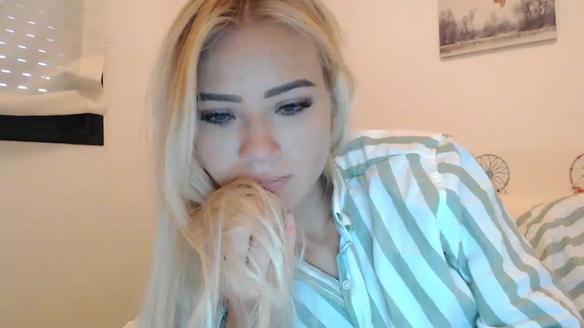 Gallery image thumbnail from fiancee's myfreecams stream on, 10/05/2024, 06:40 image 15 of 20
