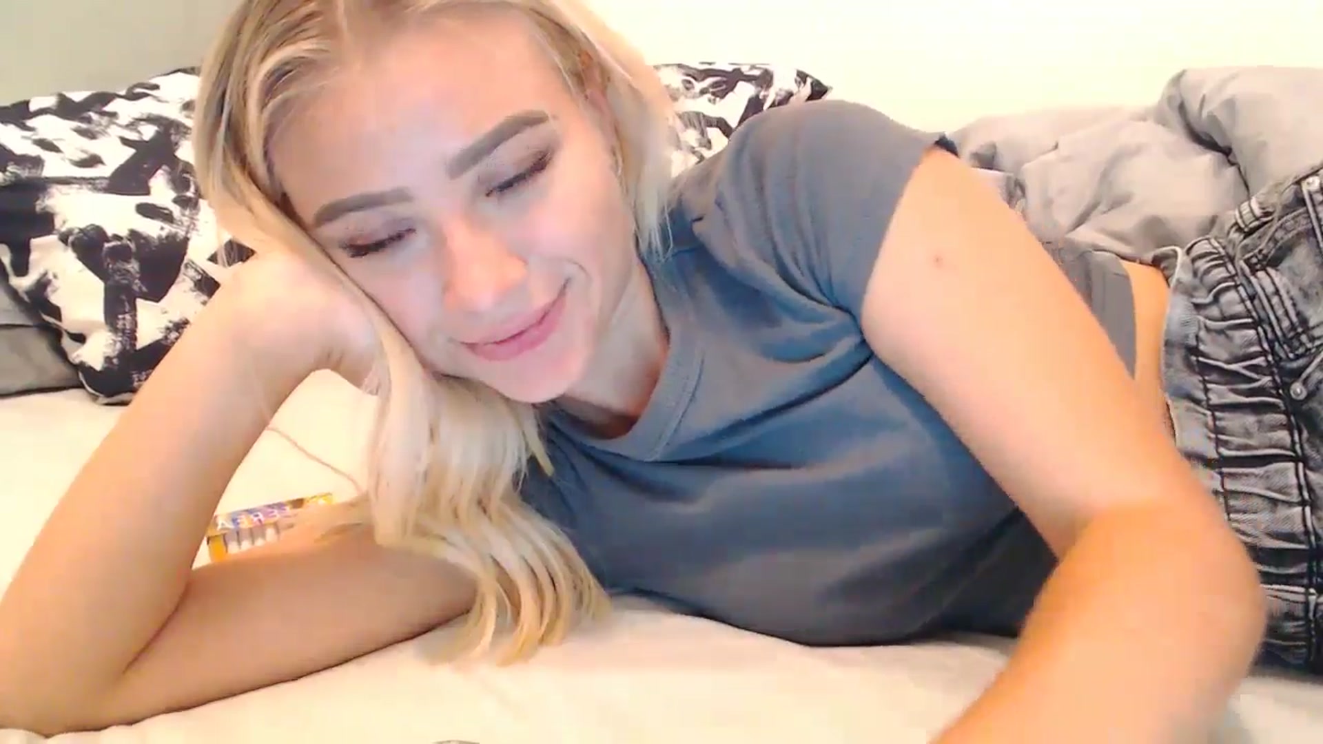 Gallery image thumbnail from fiancee's myfreecams stream on, 10/19/2024, 01:06 image 18 of 20