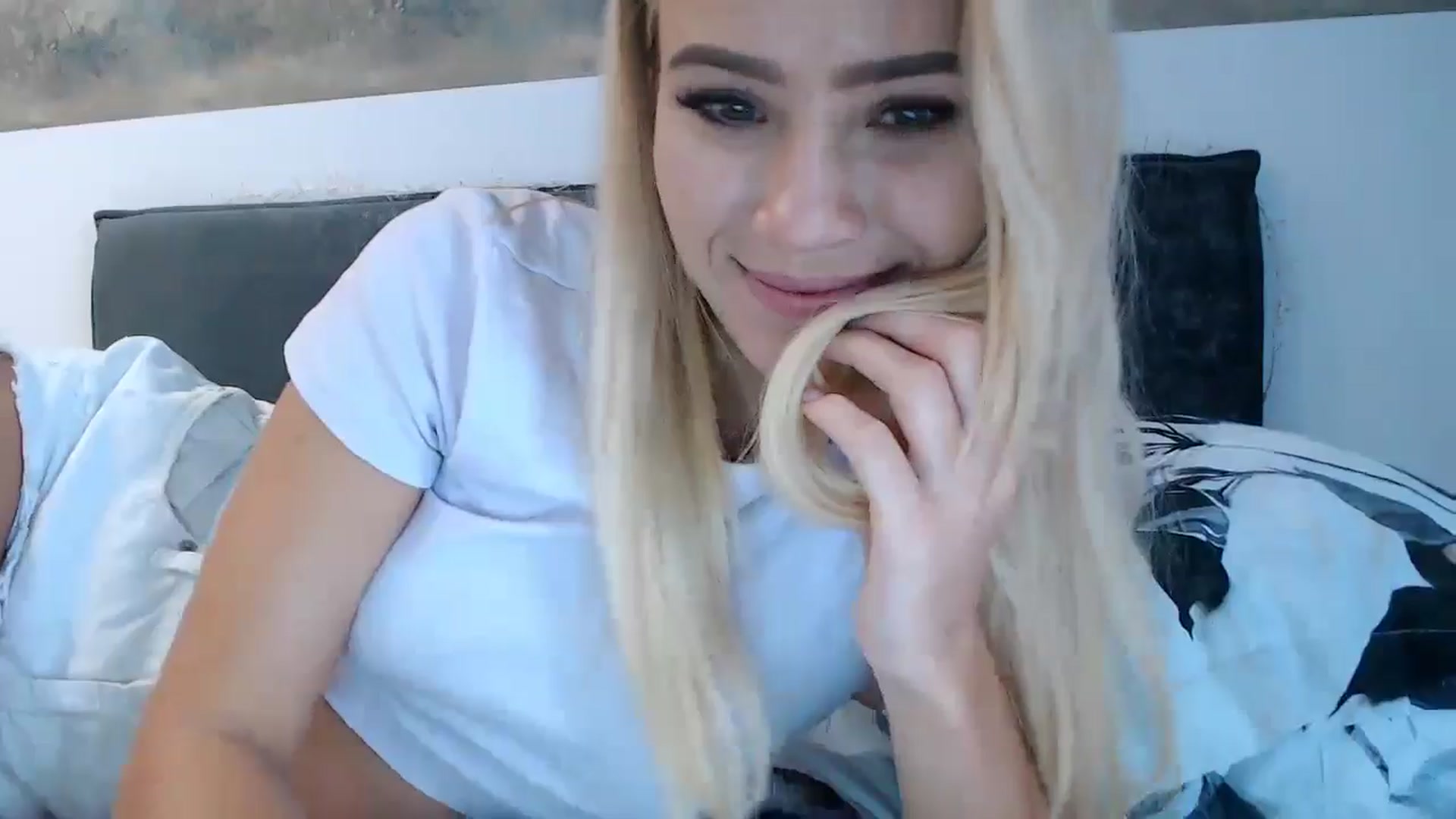 Gallery image thumbnail from fiancee's myfreecams stream on, 11/15/2024, 05:54 image 12 of 20