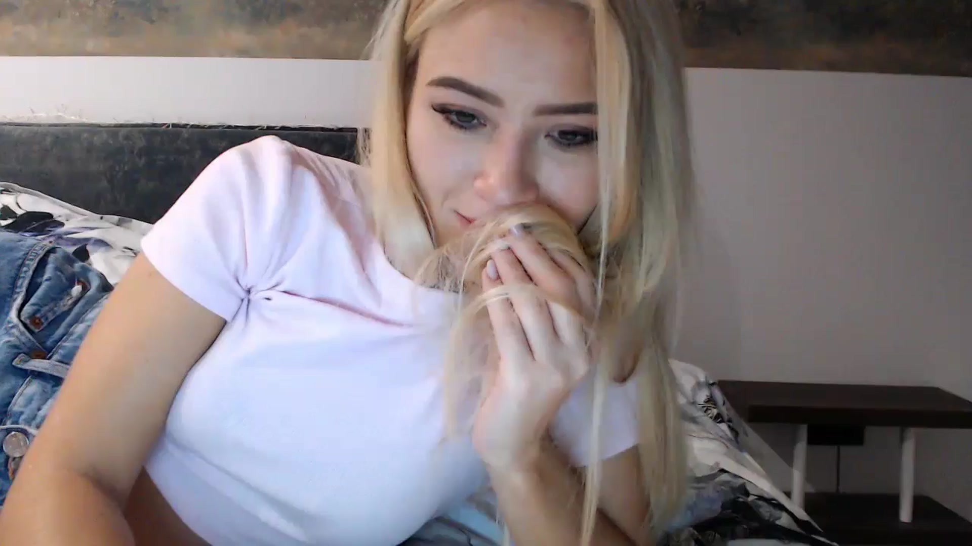Gallery image thumbnail from fiancee's myfreecams stream on, 12/10/2024, 03:19 image 20 of 20