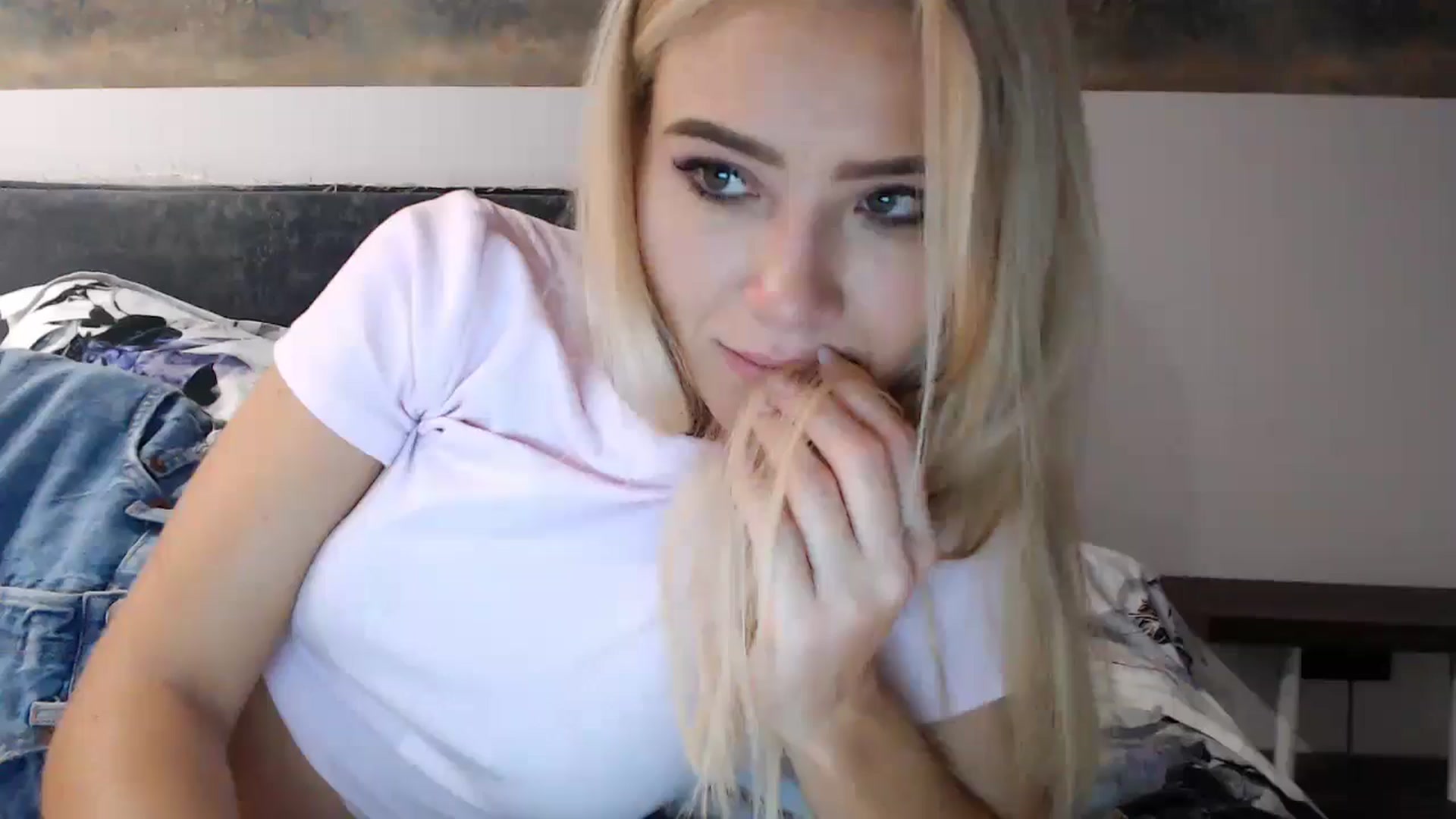 Gallery image thumbnail from fiancee's myfreecams stream on, 12/10/2024, 03:19 image 15 of 20