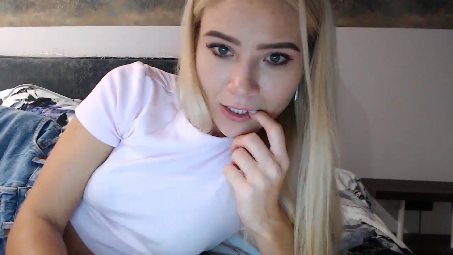 Gallery image thumbnail from fiancee's myfreecams stream on, 12/10/2024, 03:19 image 8 of 20