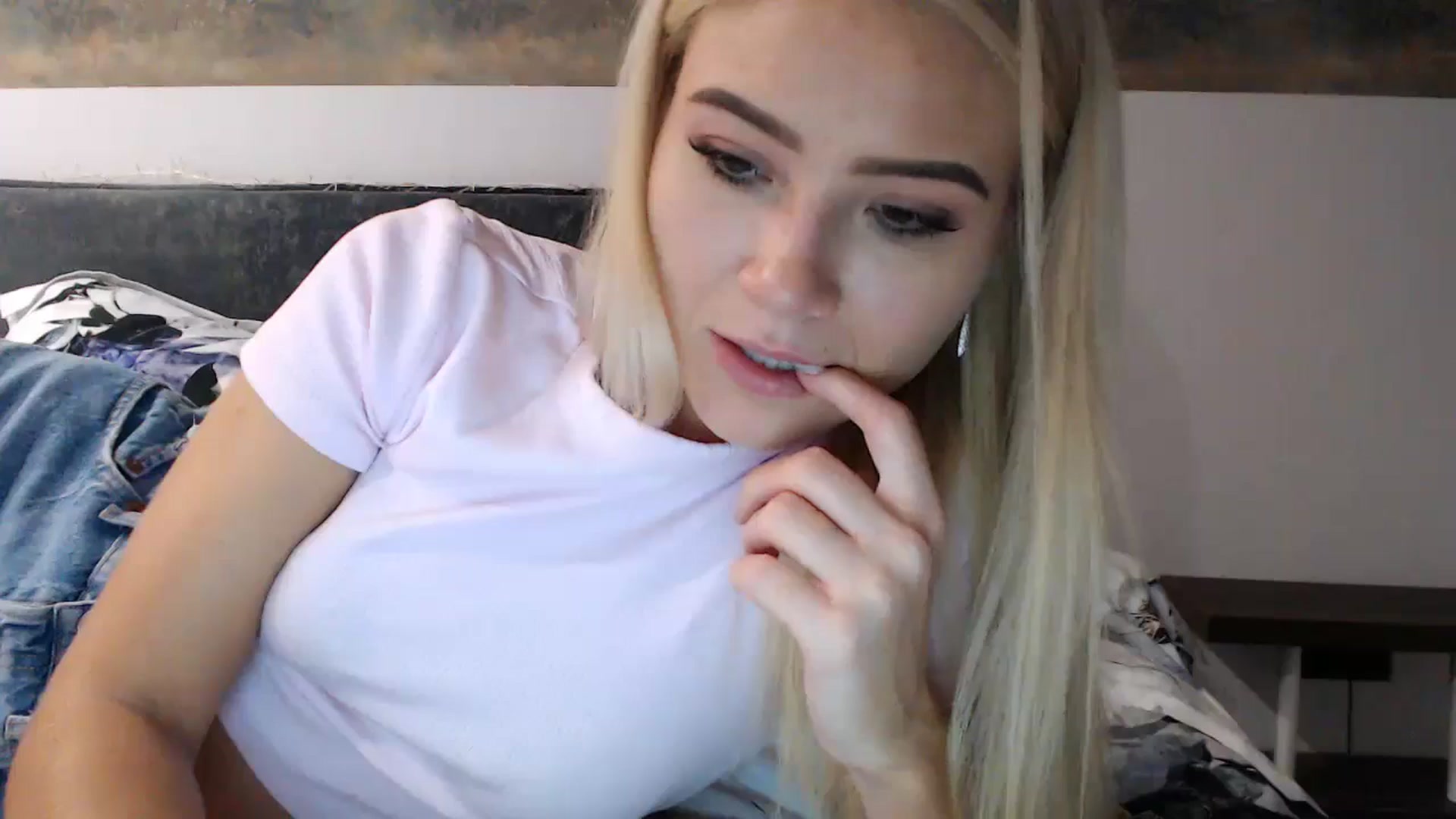 Gallery image thumbnail from fiancee's myfreecams stream on, 12/10/2024, 03:19 image 4 of 20