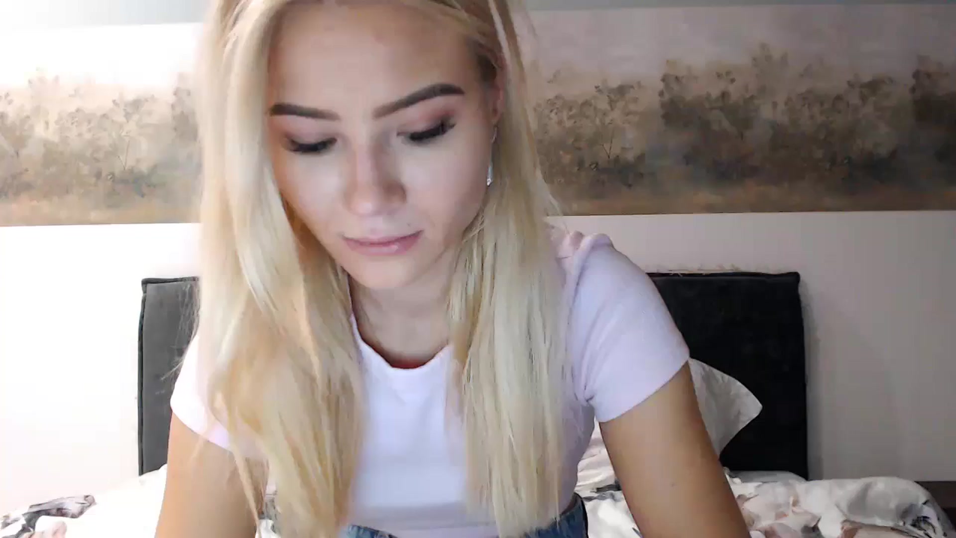 Gallery image thumbnail from fiancee's myfreecams stream on, 12/10/2024, 03:48 image 15 of 20