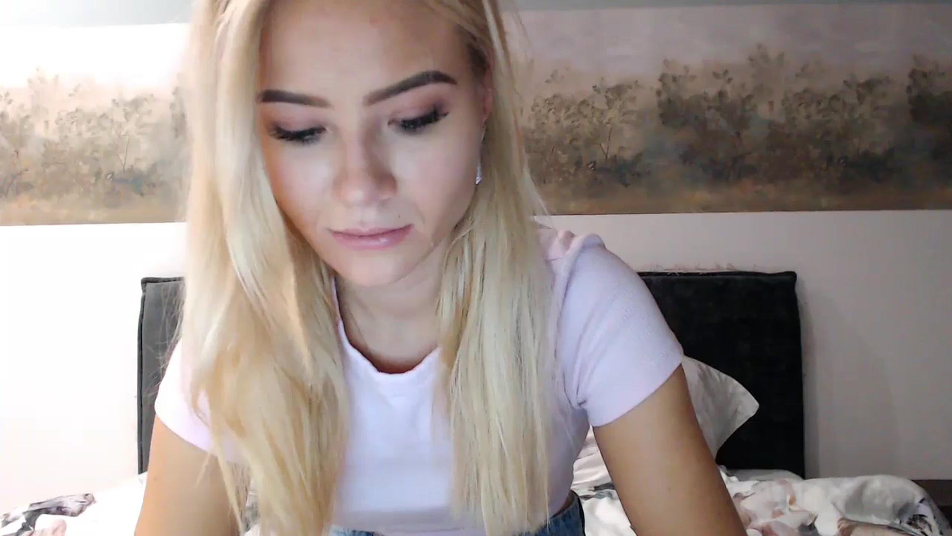Gallery image thumbnail from fiancee's myfreecams stream on, 12/10/2024, 03:48 image 18 of 20