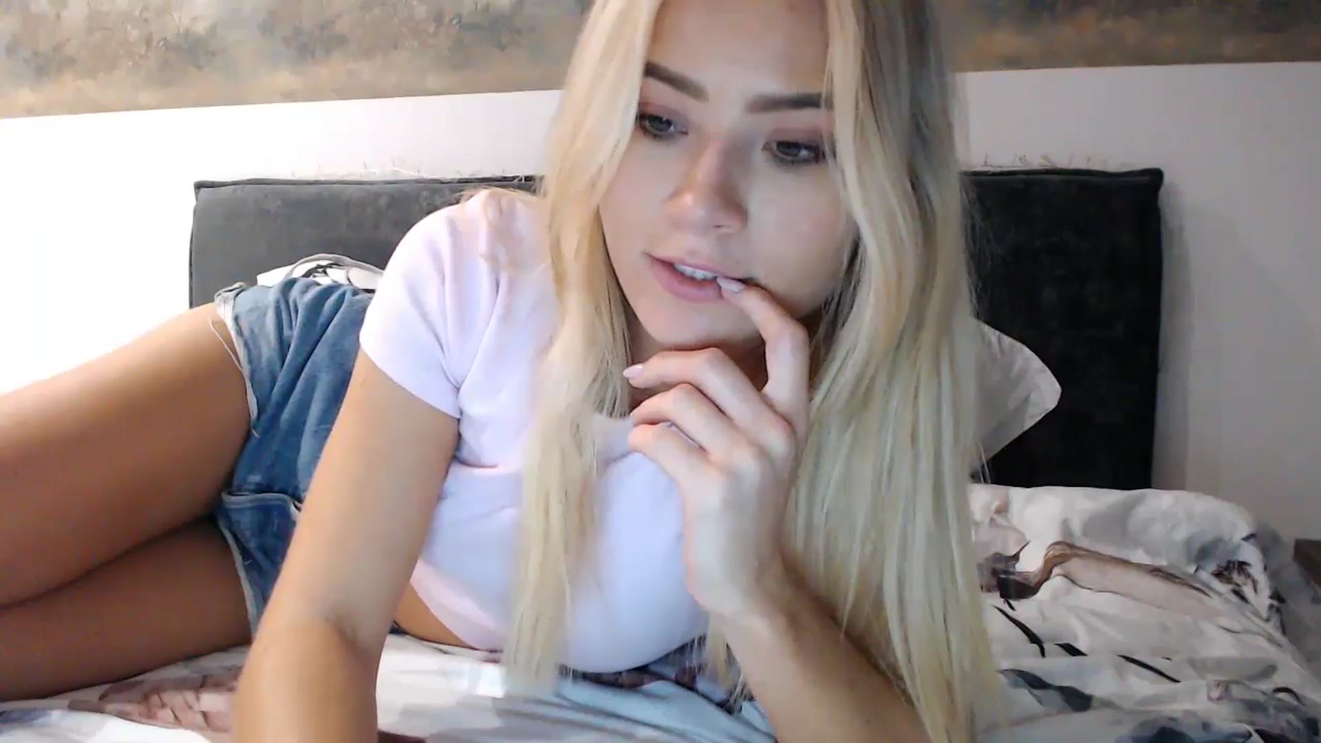 Gallery image thumbnail from fiancee's myfreecams stream on, 12/10/2024, 05:02 image 18 of 20