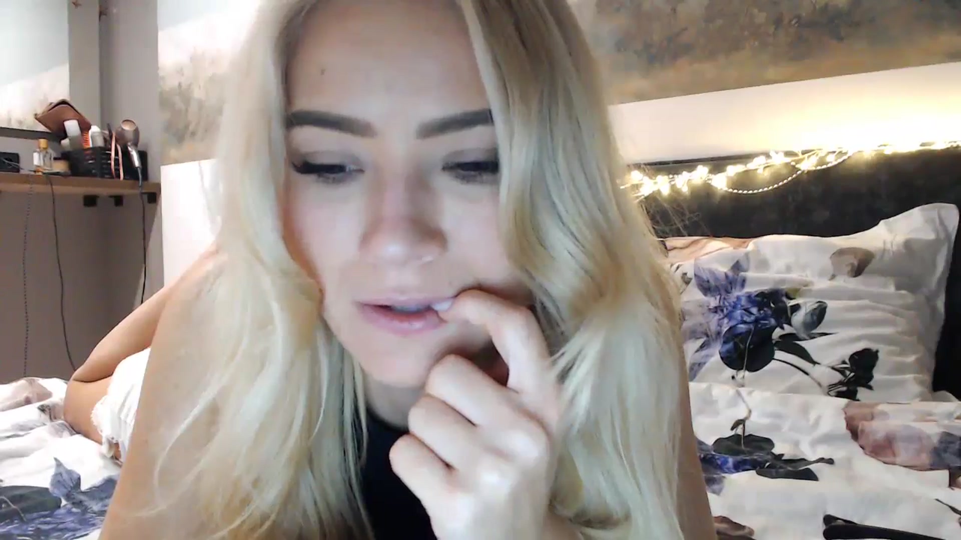 Gallery image thumbnail from fiancee's myfreecams stream on, 12/14/2024, 04:21 image 14 of 20