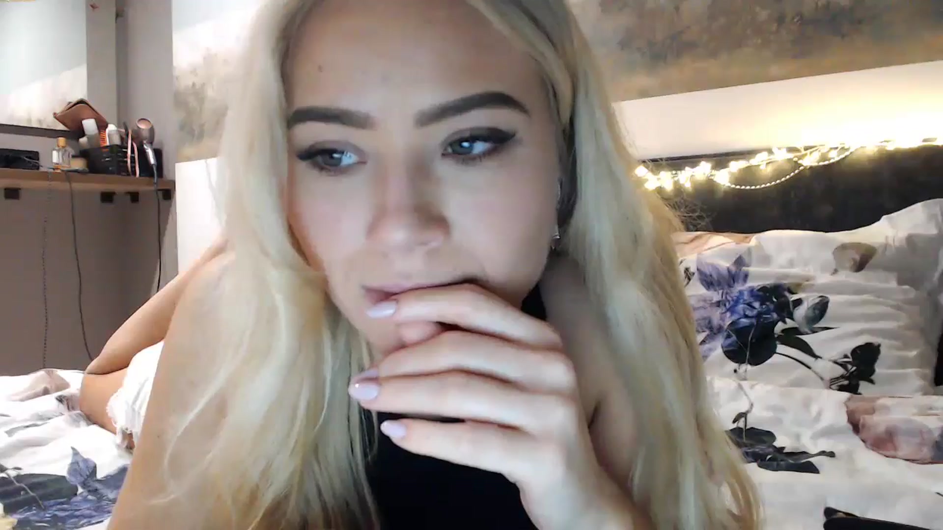 Gallery image thumbnail from fiancee's myfreecams stream on, 12/14/2024, 04:21 image 15 of 20