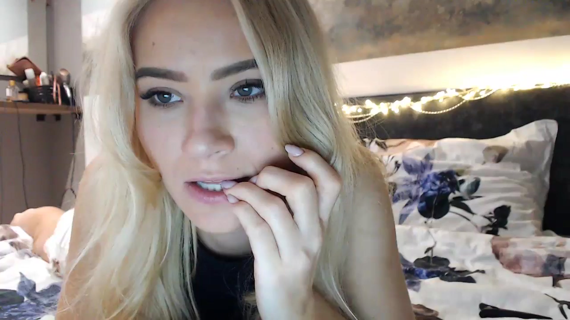 Gallery image thumbnail from fiancee's myfreecams stream on, 12/14/2024, 04:21 image 13 of 20