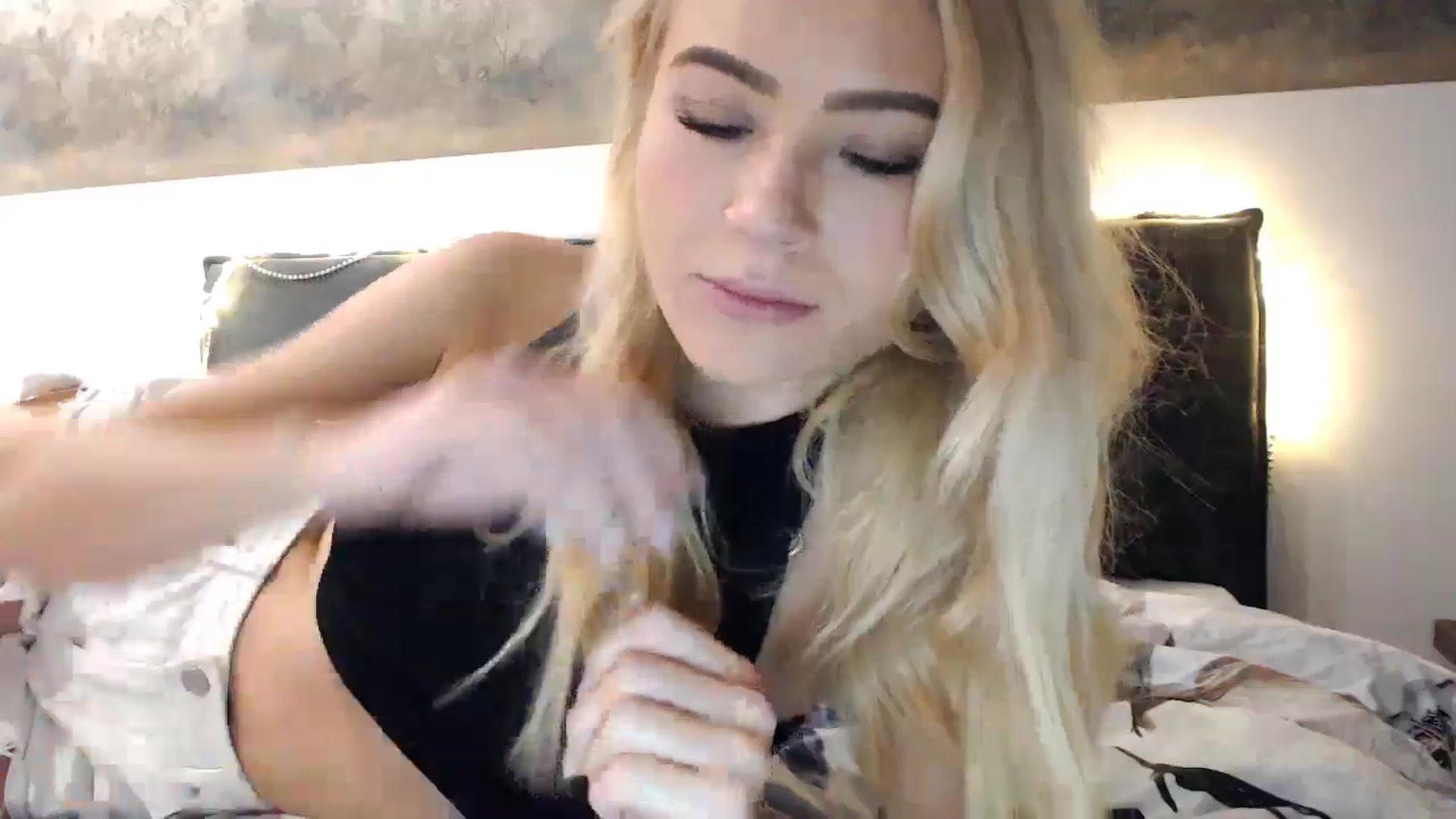 Gallery image thumbnail from fiancee's myfreecams stream on, 12/14/2024, 04:21 image 17 of 20