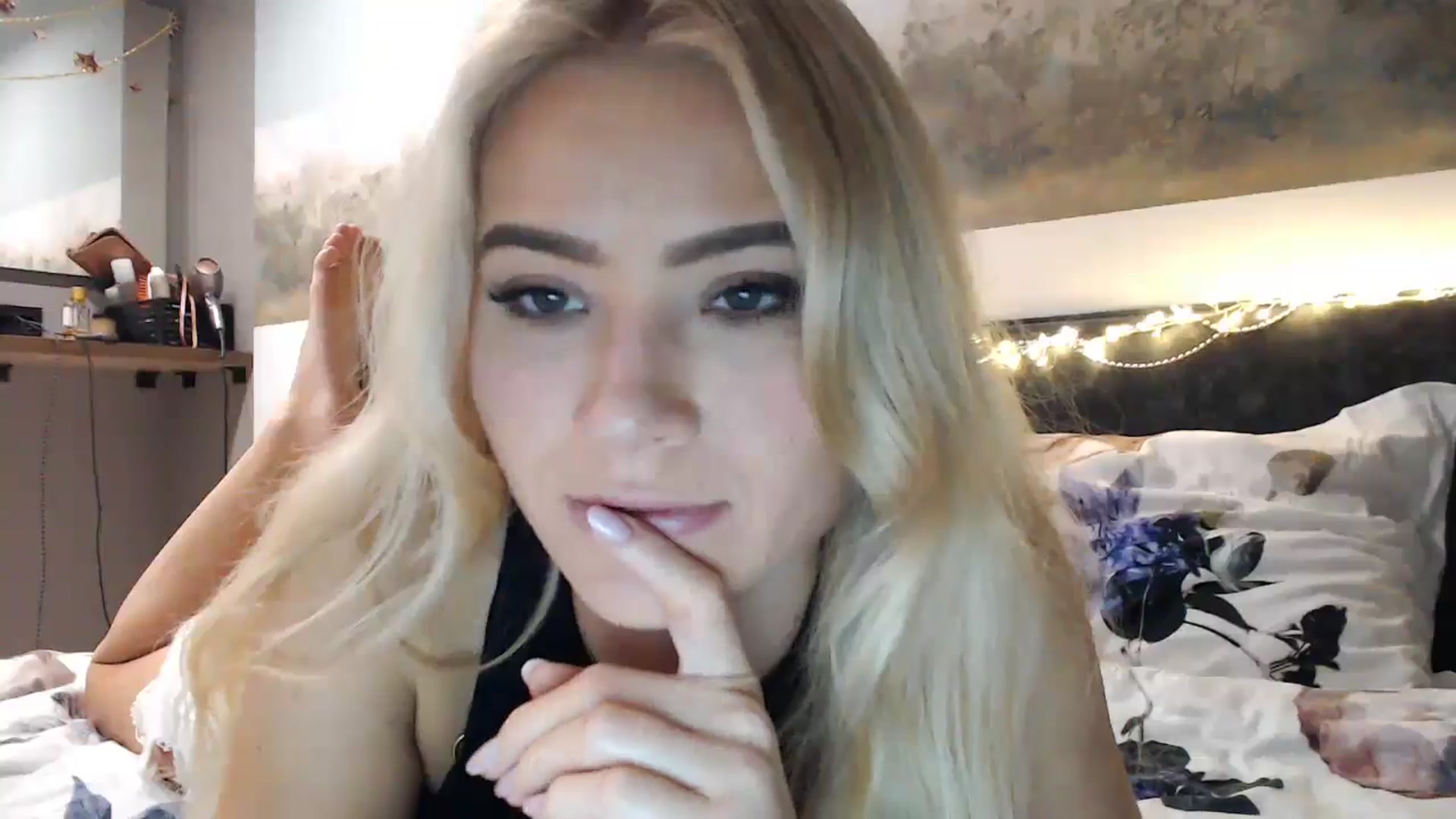 Gallery image thumbnail from fiancee's myfreecams stream on, 12/14/2024, 04:21 image 11 of 20