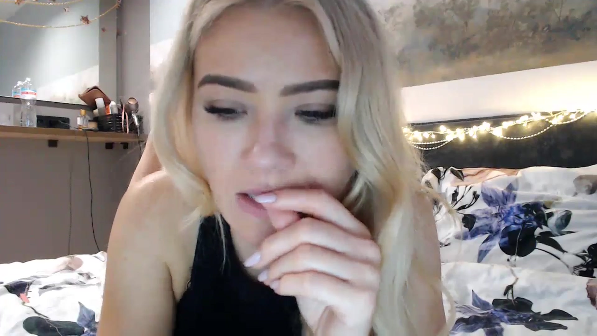Gallery image thumbnail from fiancee's myfreecams stream on, 12/14/2024, 05:40 image 15 of 20