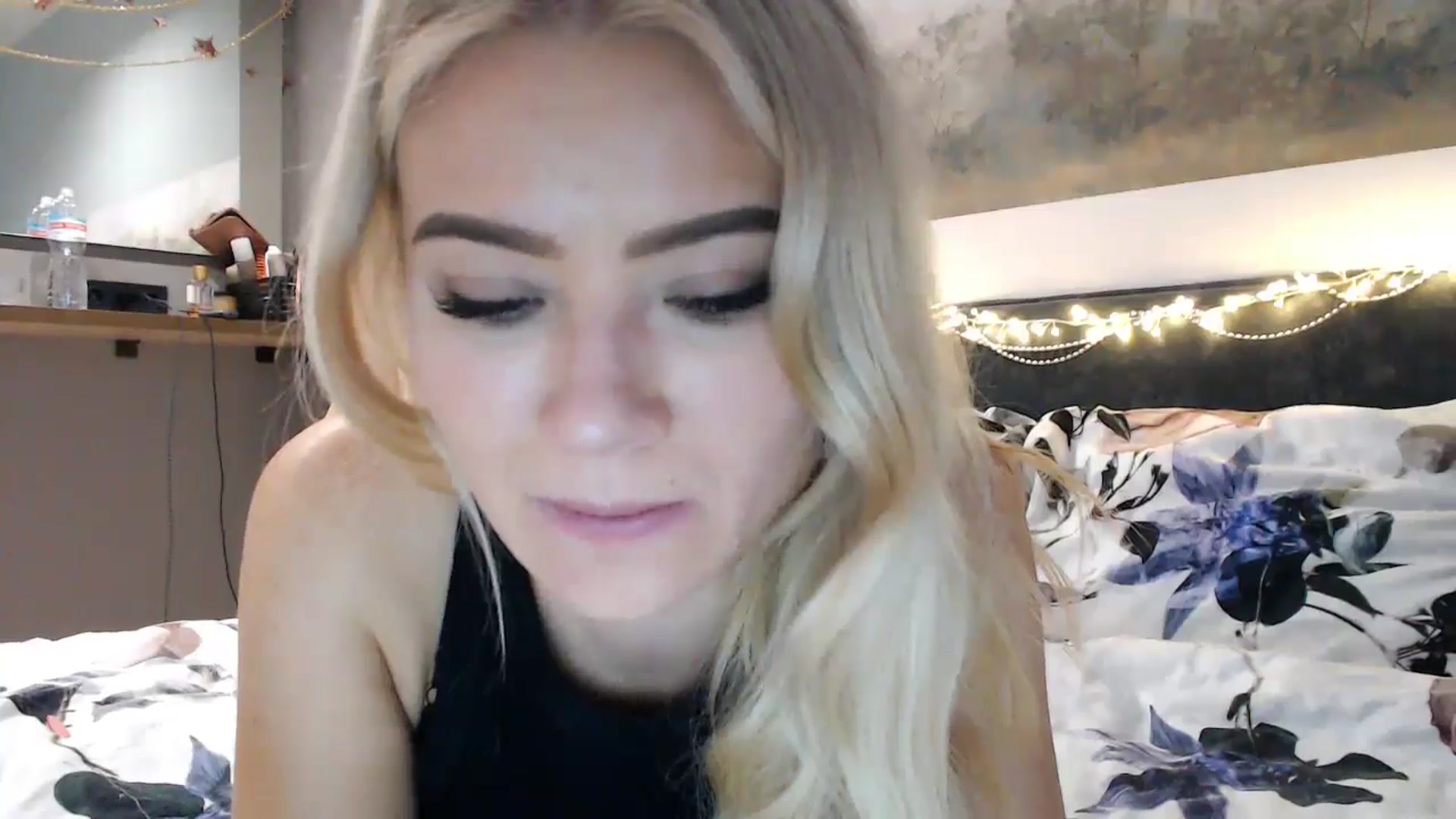 Gallery image thumbnail from fiancee's myfreecams stream on, 12/14/2024, 05:40 image 8 of 20