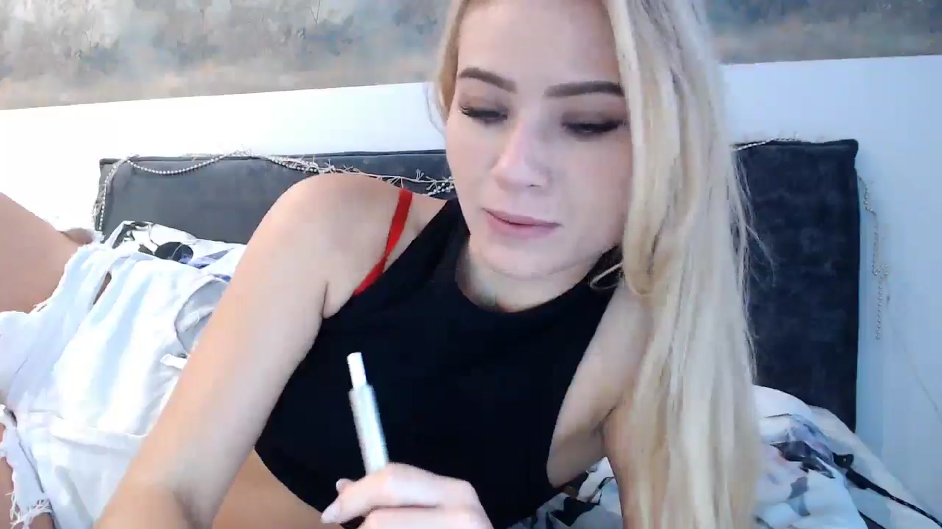 Gallery image thumbnail from fiancee's myfreecams stream on, 12/16/2024, 07:05 image 9 of 20