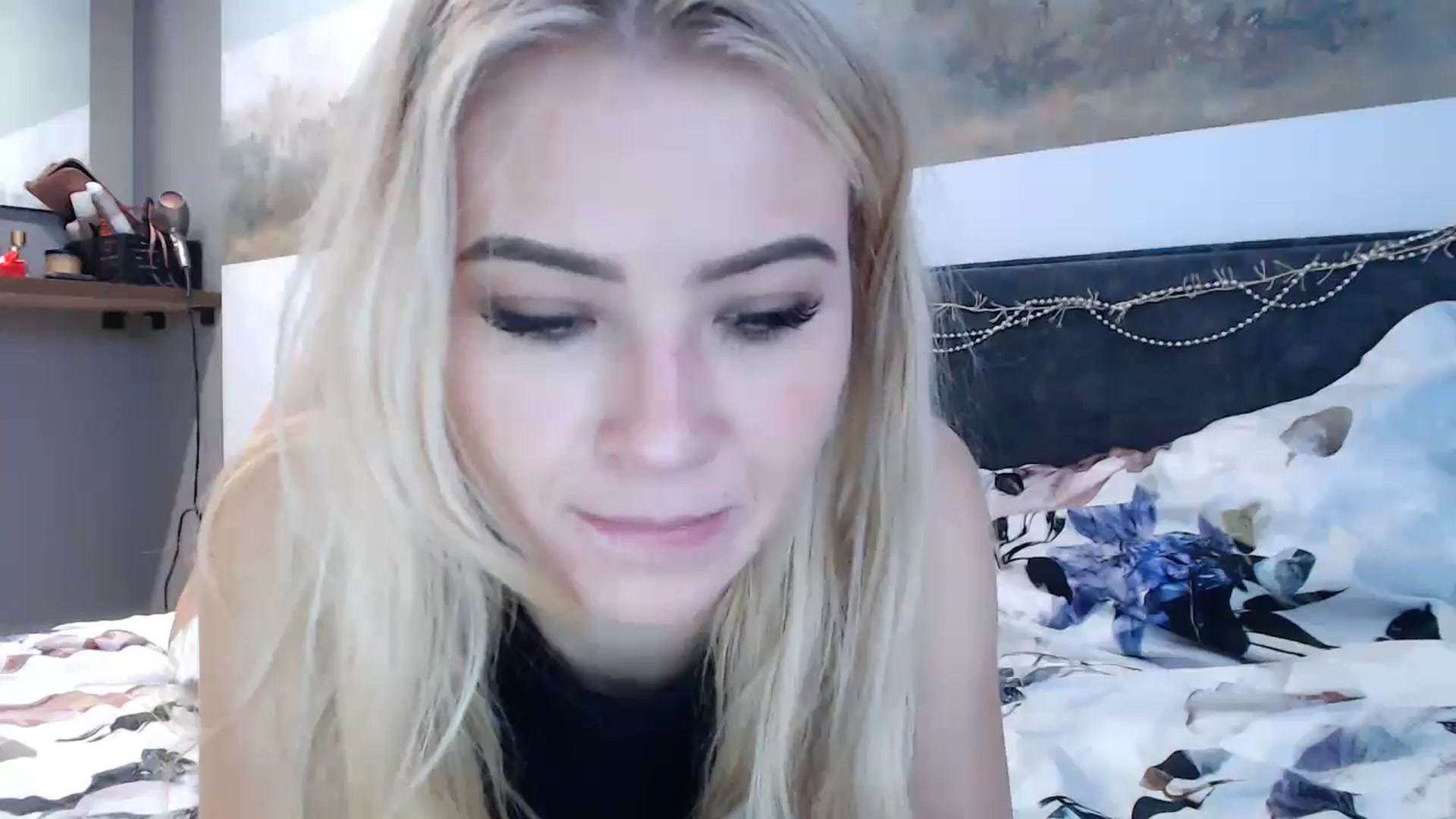 Gallery image thumbnail from fiancee's myfreecams stream on, 12/16/2024, 07:05 image 17 of 20