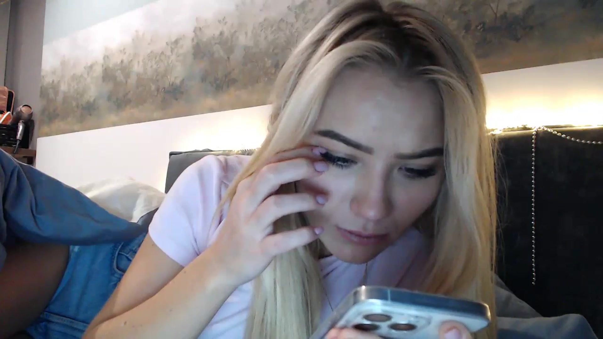 Gallery image thumbnail from fiancee's myfreecams stream on, 12/25/2024, 05:49 image 13 of 20