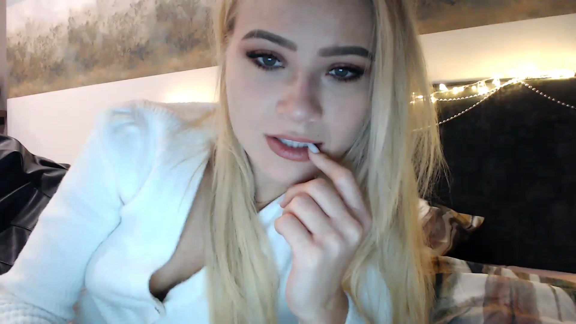 Gallery image thumbnail from fiancee's myfreecams stream on, 12/31/2024, 03:29 image 17 of 20